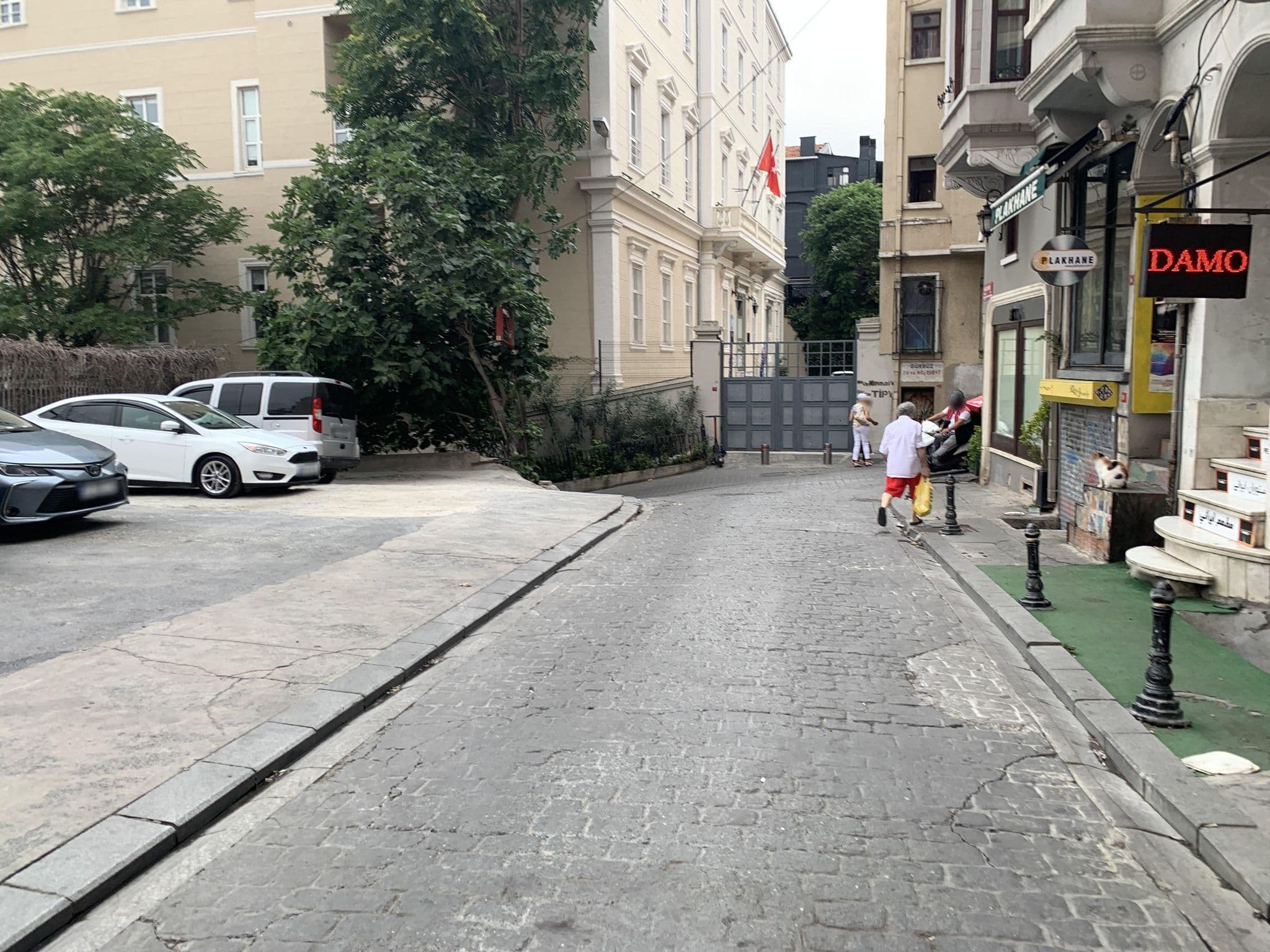 Street view near Arart Hotel, Eminönü — © robot8a (CC BY-SA · Mapillary)