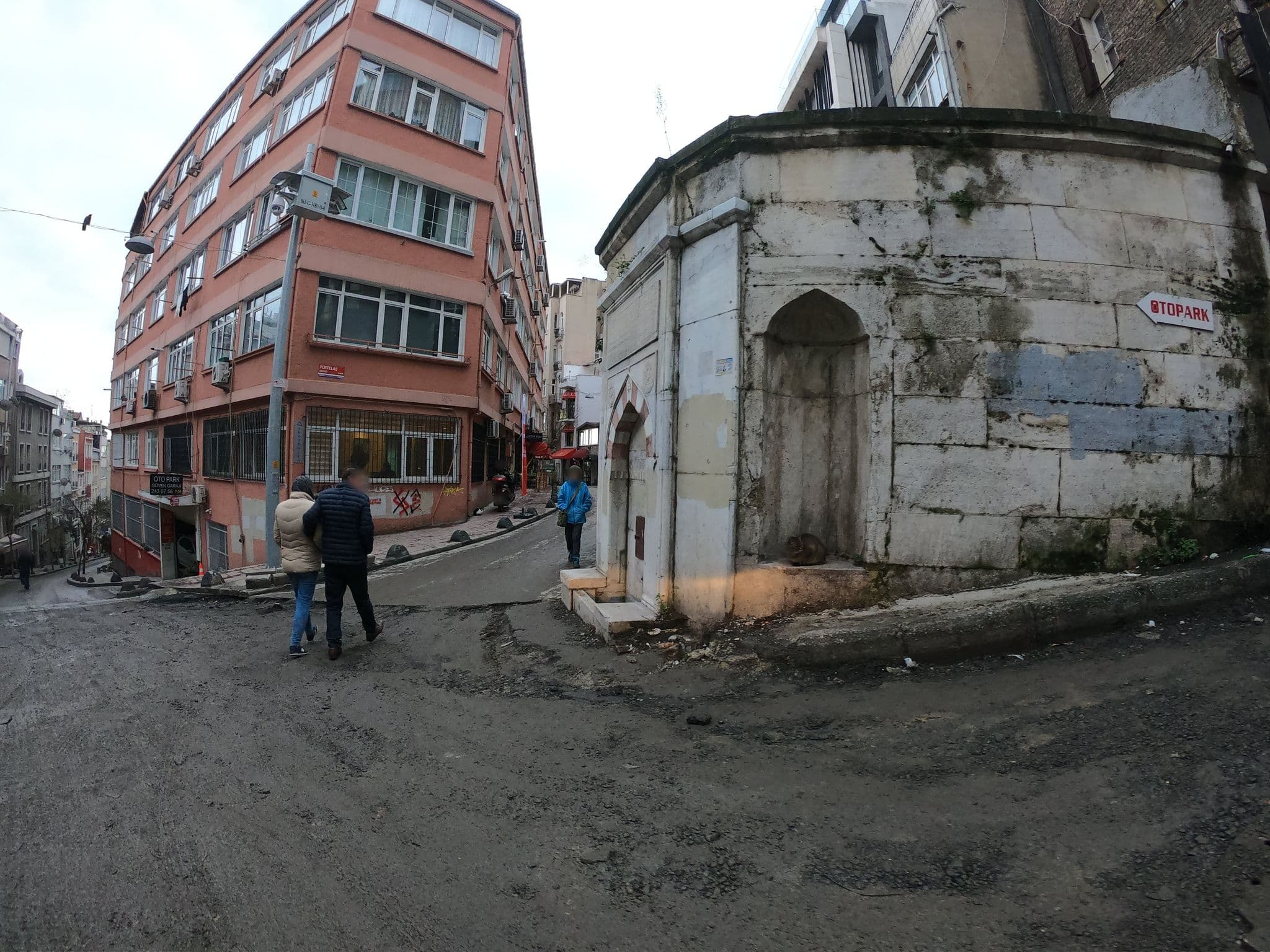 Street view near Cute Pera, Eminönü — © chrisbeddow (CC BY-SA · Mapillary)
