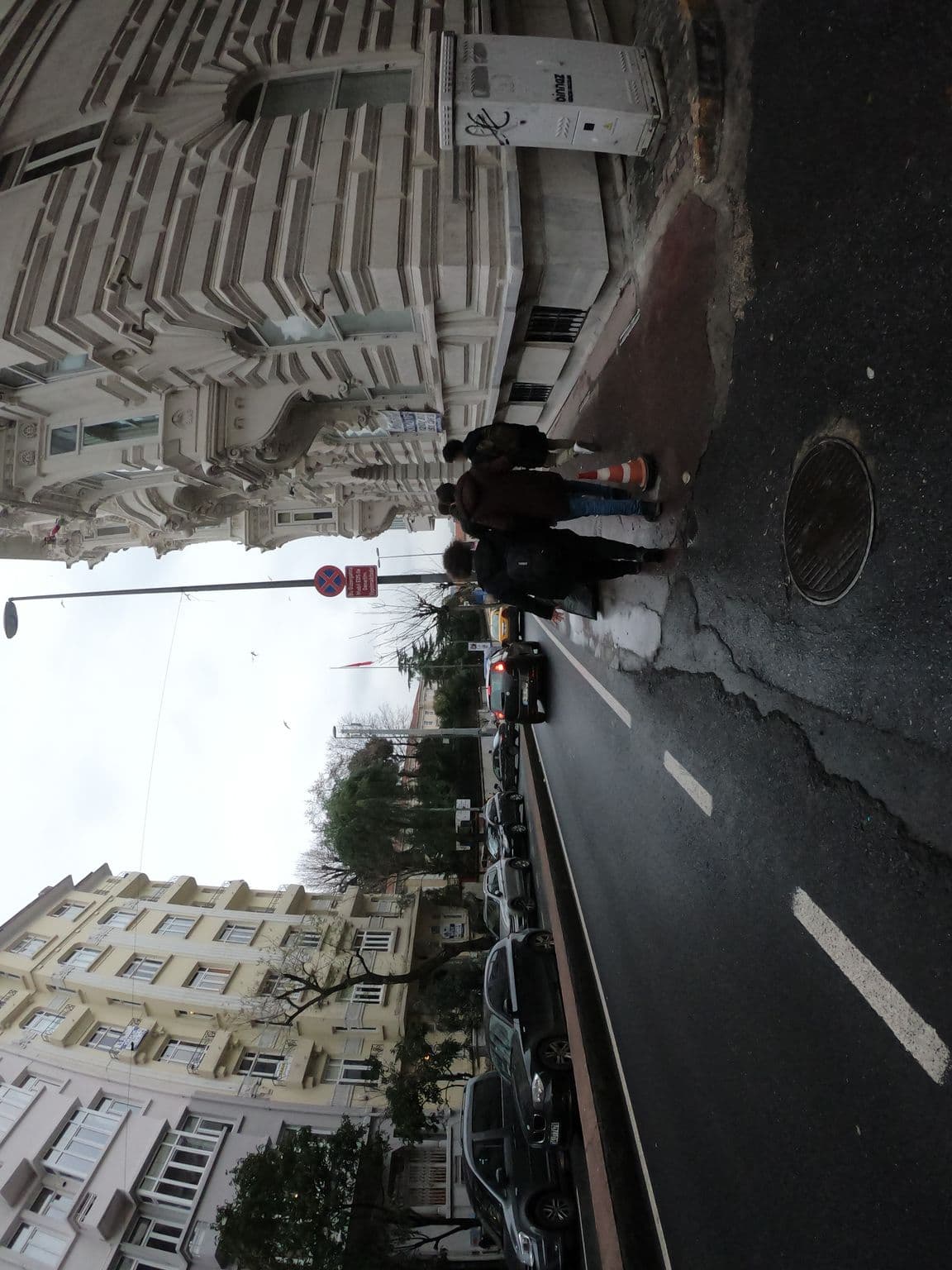 Street view near hotel maroon bosforos, Üsküdar — © chrisbeddow (CC BY-SA · Mapillary)