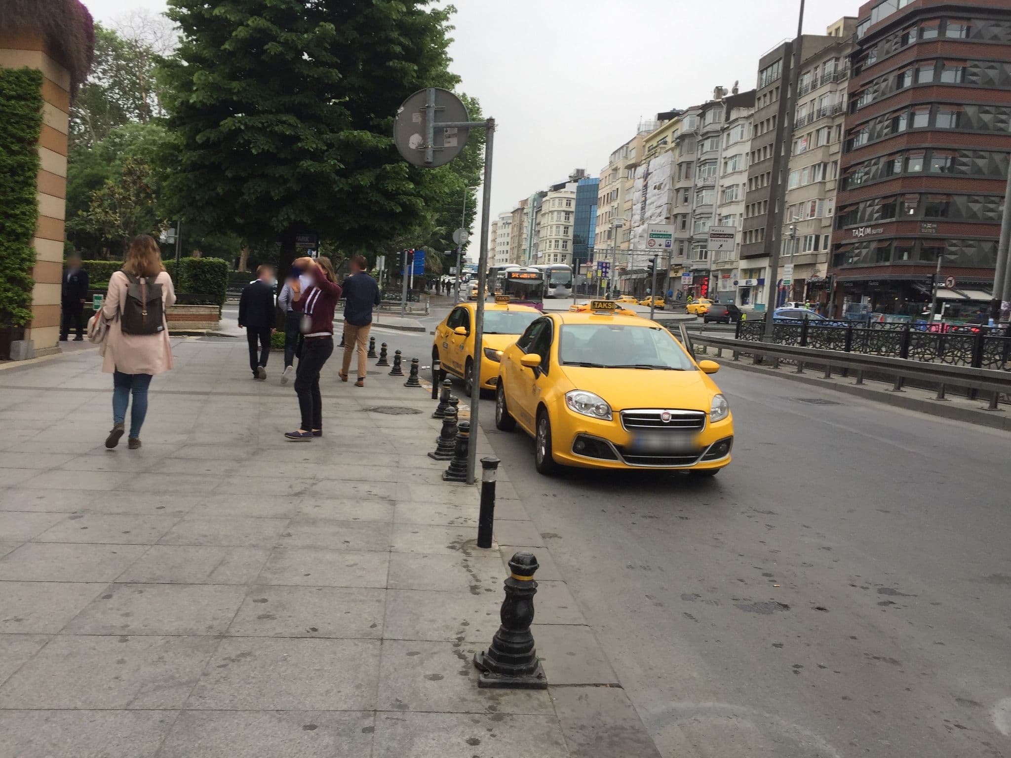Street view near Divan Oteli  1. Divan Salonu, Şişli — © canadarunner (CC BY-SA · Mapillary)