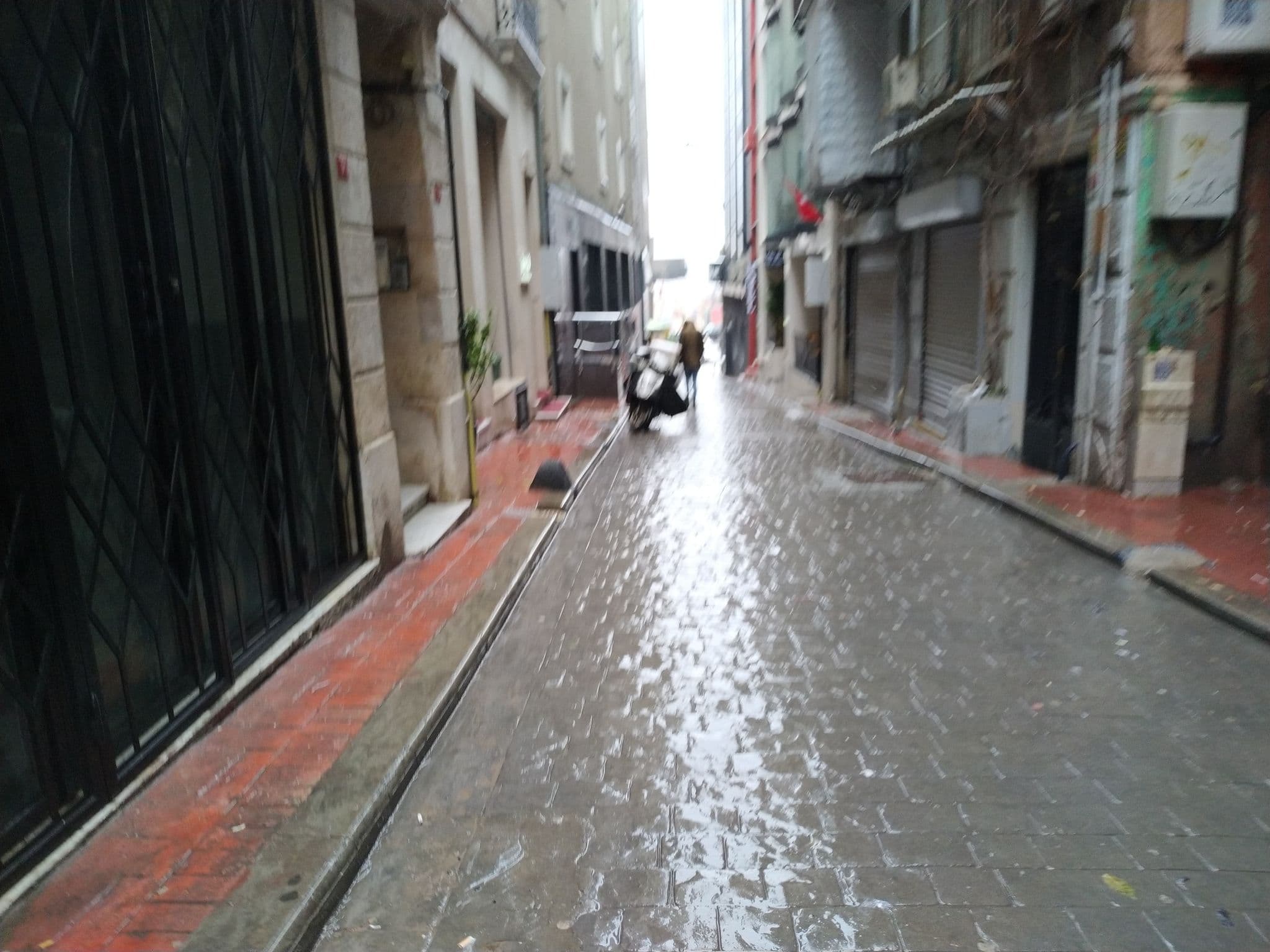 Street view near No:11 Apartments, Eminönü — © helgafolk (CC BY-SA · Mapillary)