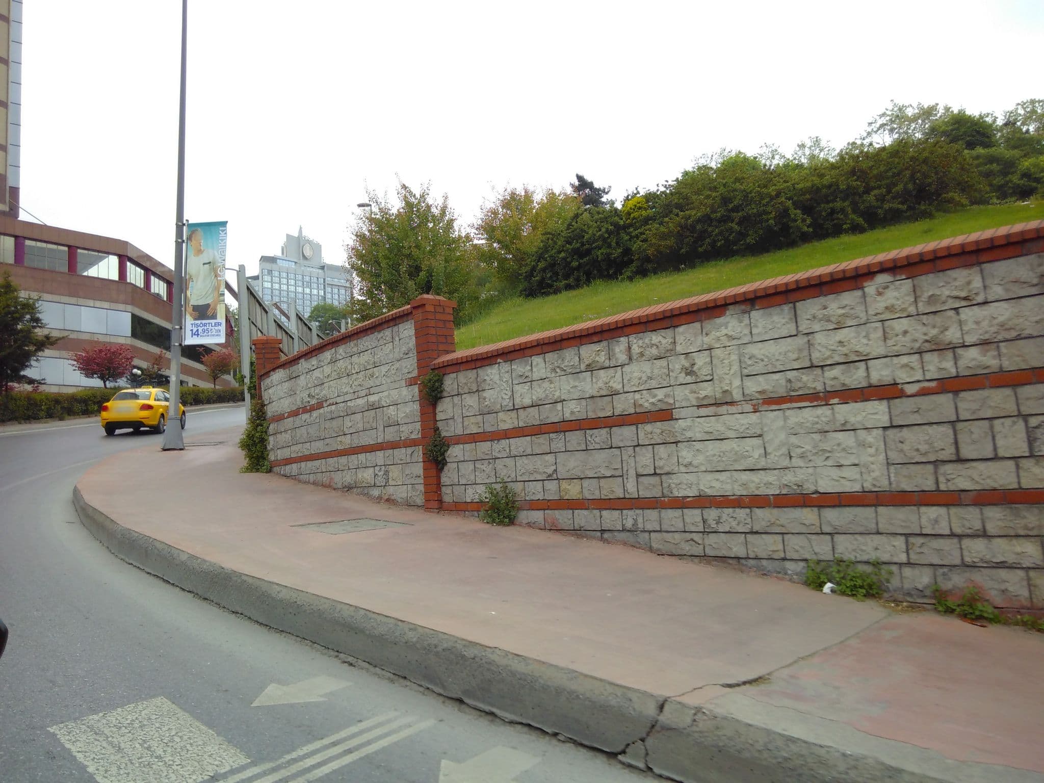 Street view near Ritz Carlton P3, Yıldız — © claudiastoecker (CC BY-SA · Mapillary)