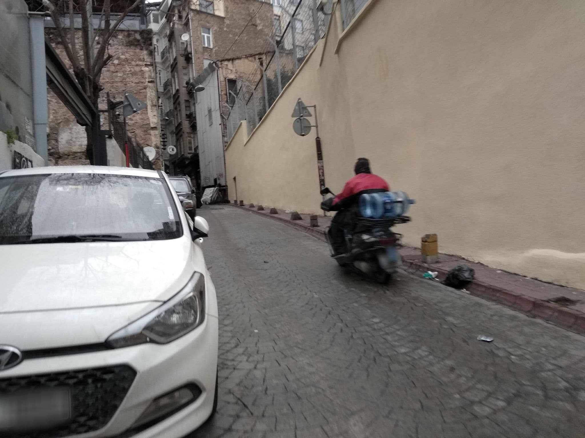 Street view near Galata inn, Eminönü — © asturksever (CC BY-SA · Mapillary)