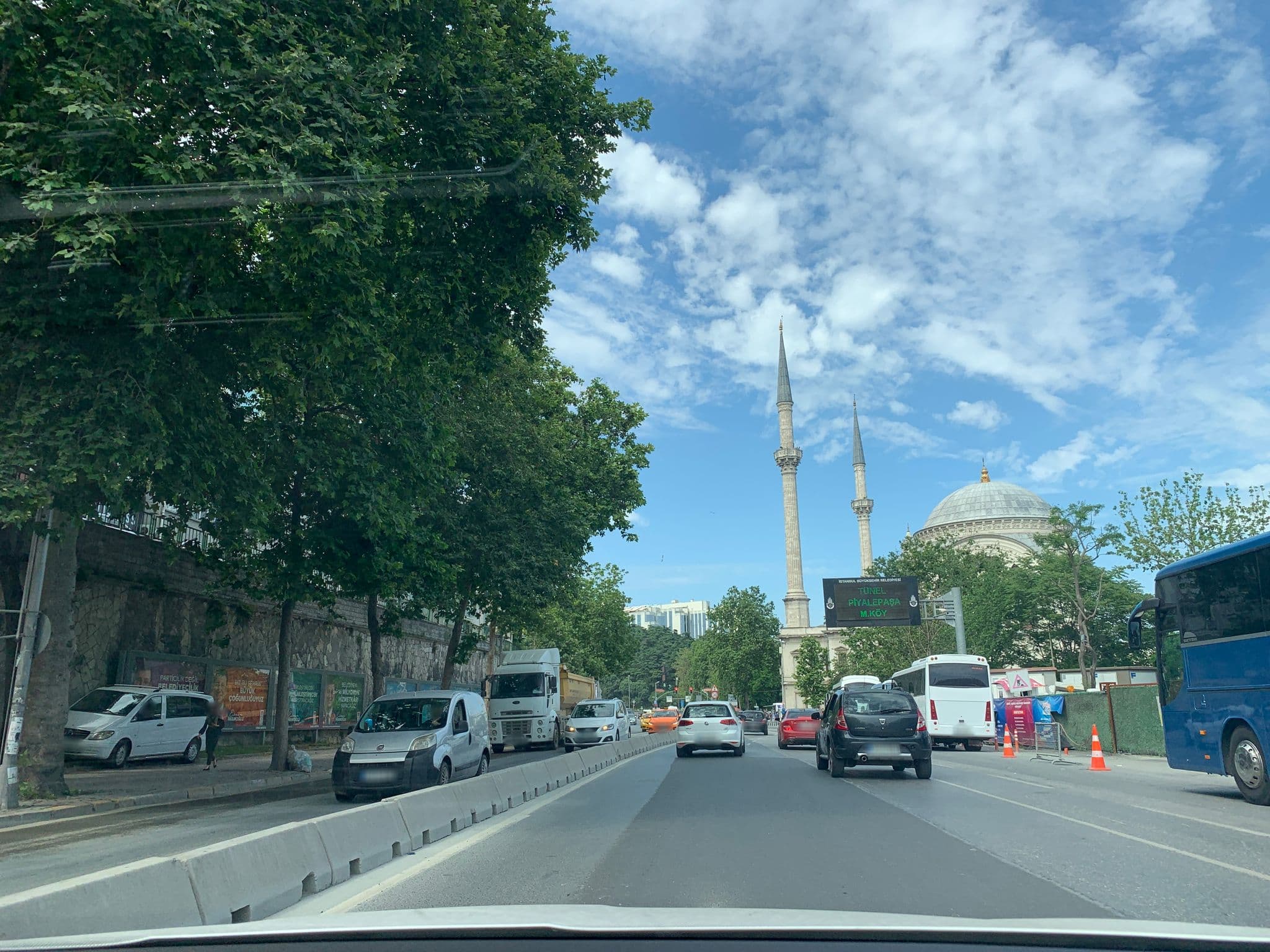 Street view near Araplarla dolu İett otobüsü, Üsküdar — © cihan10 (CC BY-SA · Mapillary)