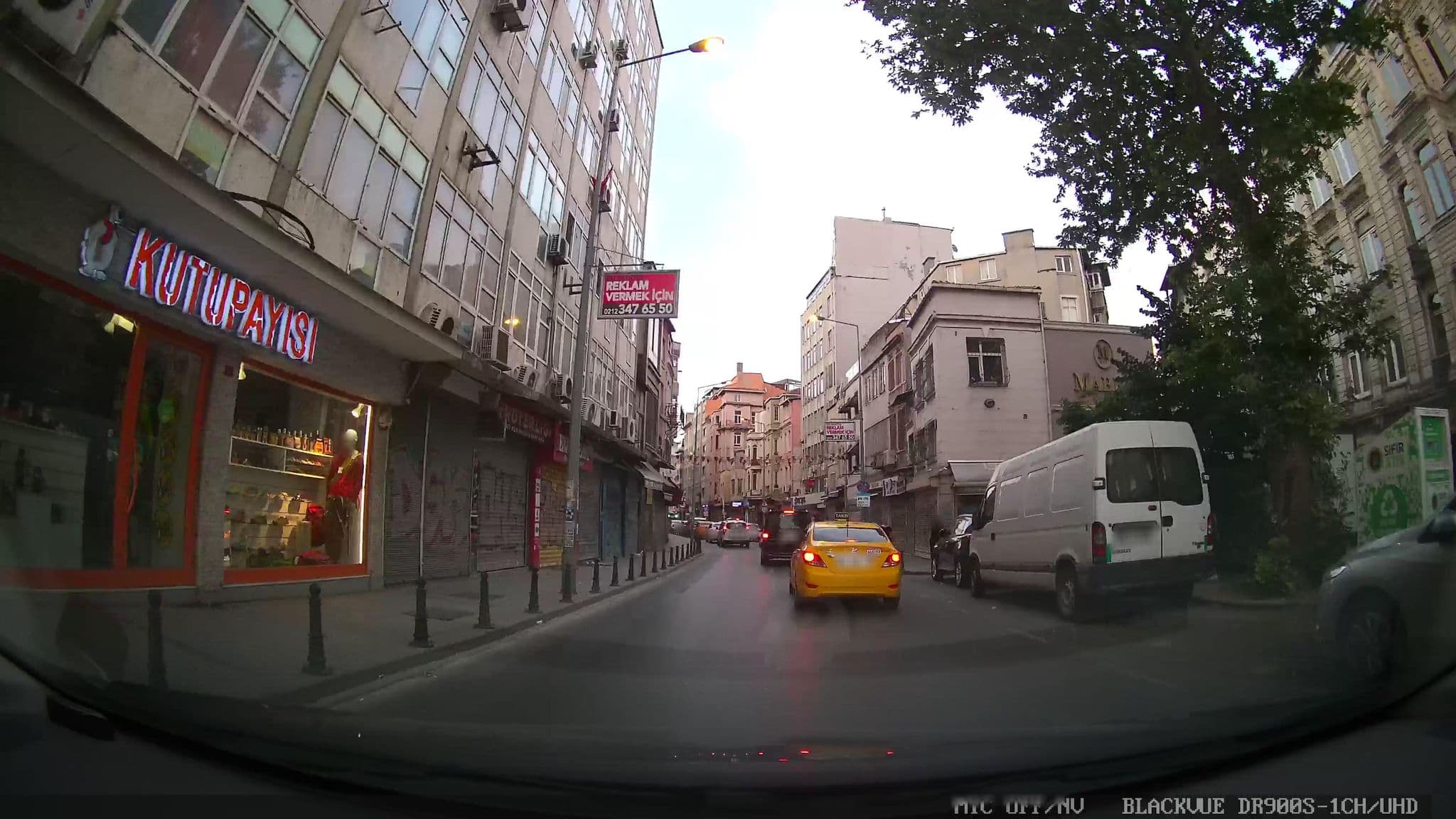 Street view near The Pera Hill Hotel, Eminönü — © asturksever (CC BY-SA · Mapillary)
