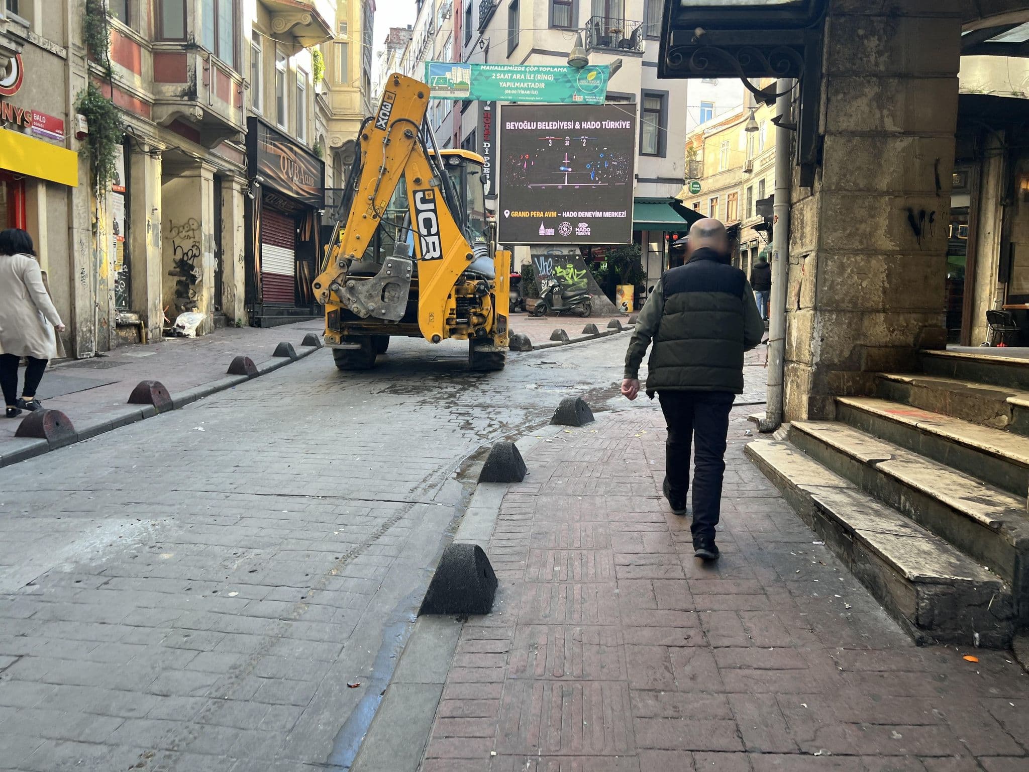 Street view near Interroyal Otel, Eminönü — © shogohirasawa (CC BY-SA · Mapillary)