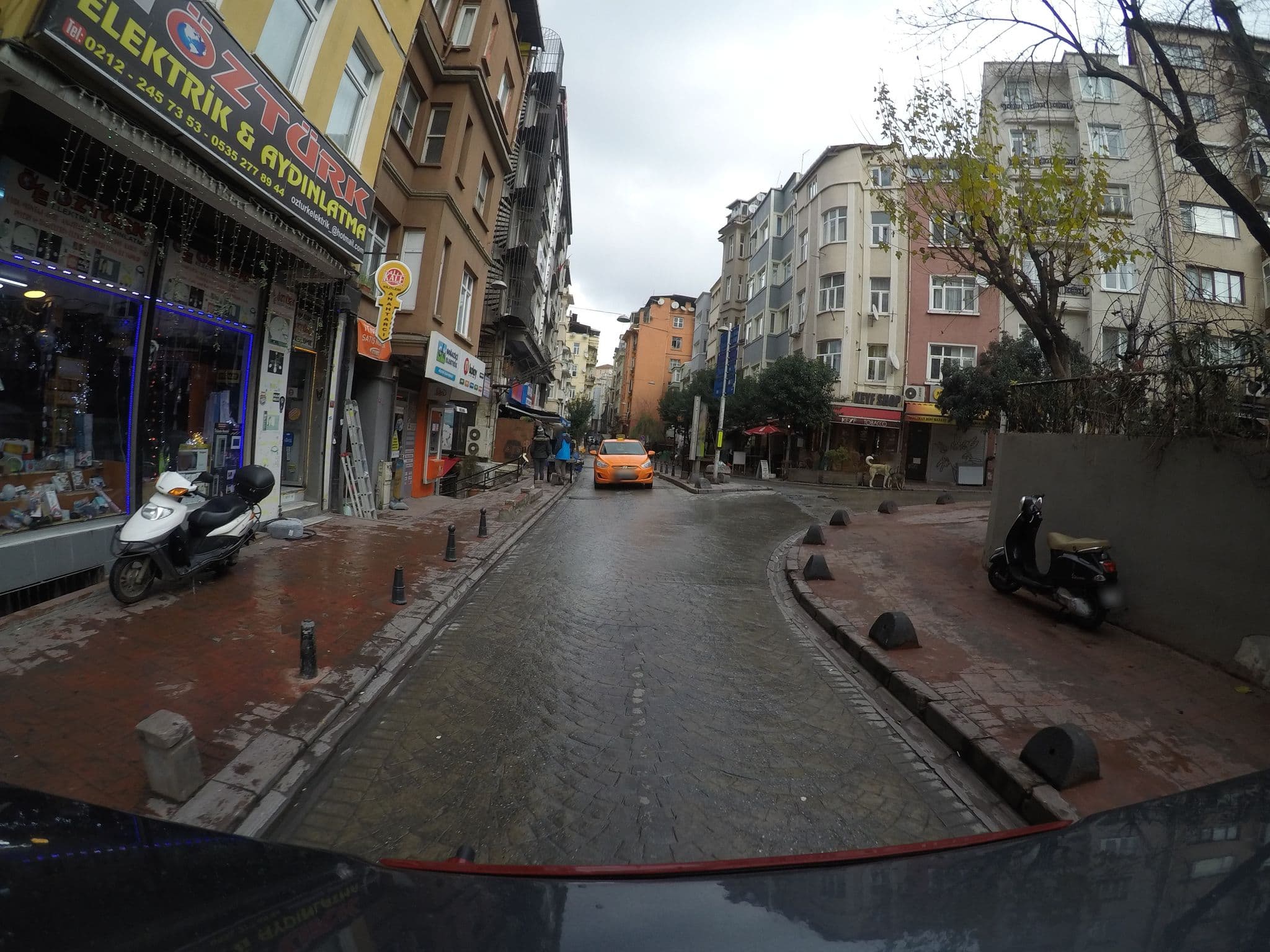 Street view near Misafir Hotel, Eminönü — © chrisbeddow (CC BY-SA · Mapillary)