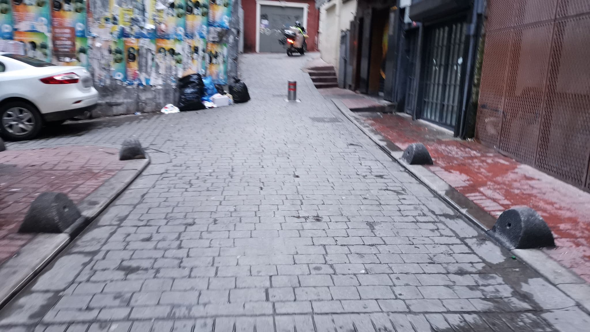 Street view near Eymen Park Otel, Eminönü — © asturksever (CC BY-SA · Mapillary)