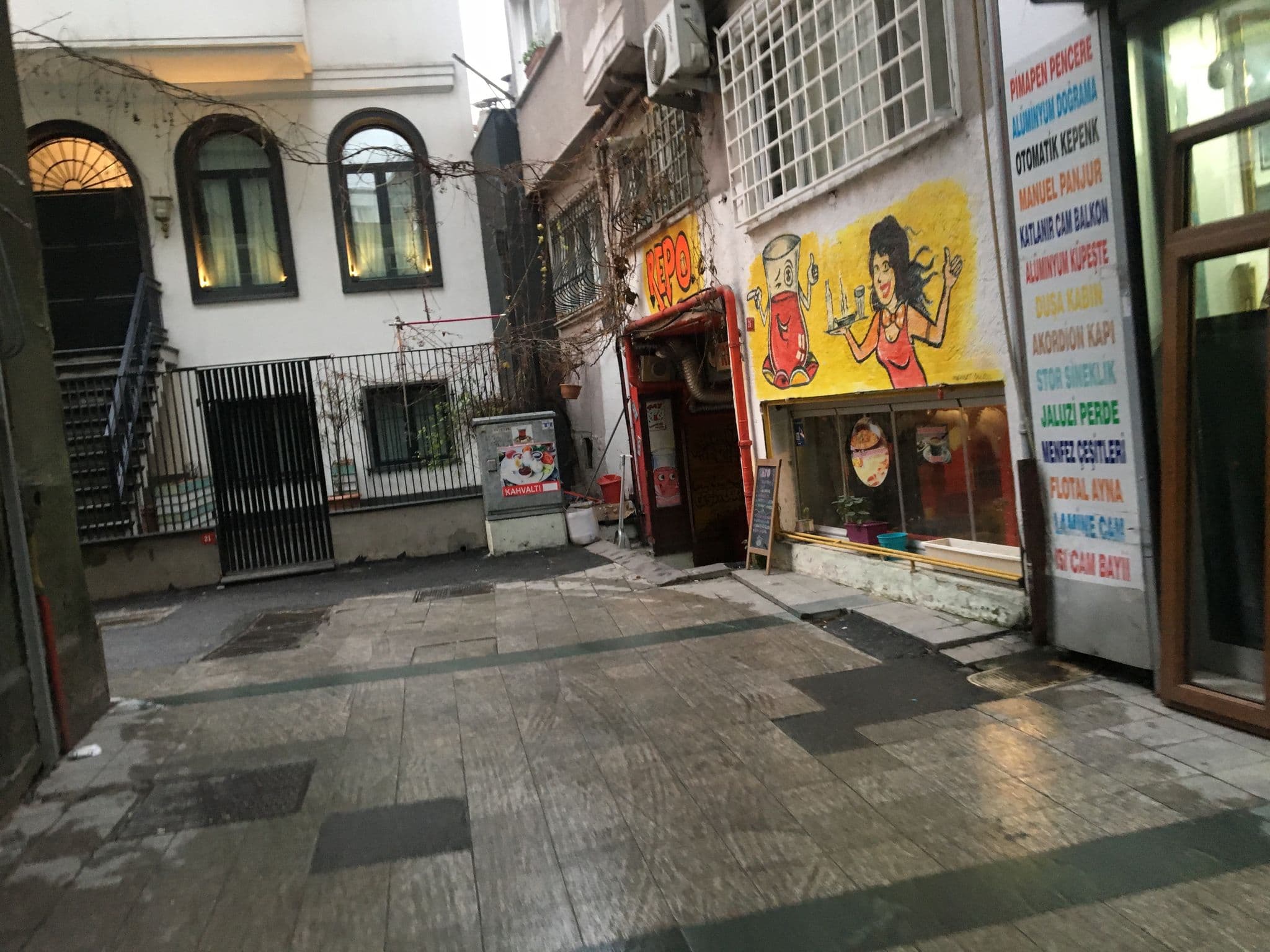 Street view near Sadri Alışık Apart Otelleri, Eminönü — © khrystyna (CC BY-SA · Mapillary)
