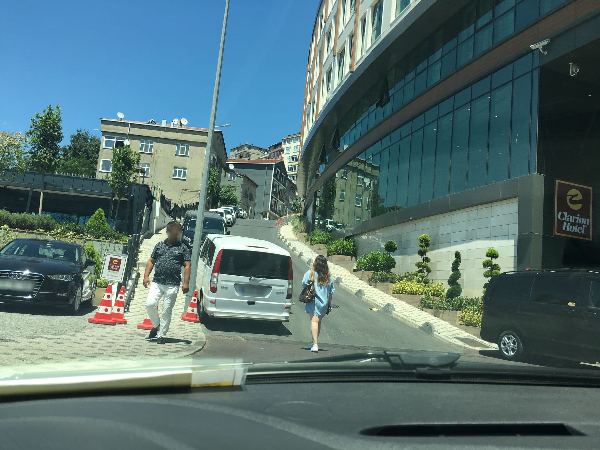 Street view near Clarion Hotel Golden Horn, Şişli — © myusufuyan (CC BY-SA · Mapillary)