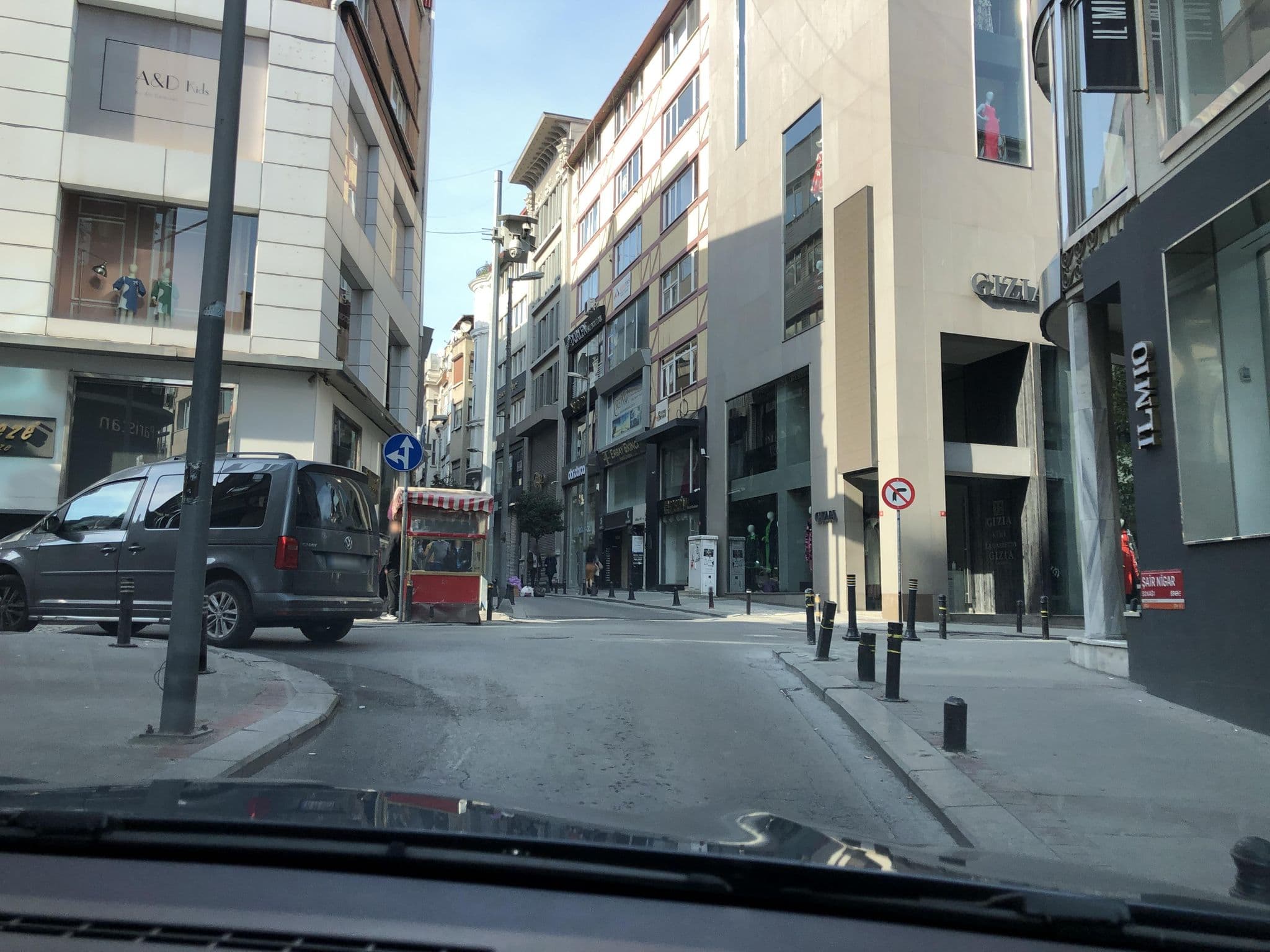 Street view near The Roomy Hotel Nişantaşı, Şişli — © ilaydaposat (CC BY-SA · Mapillary)