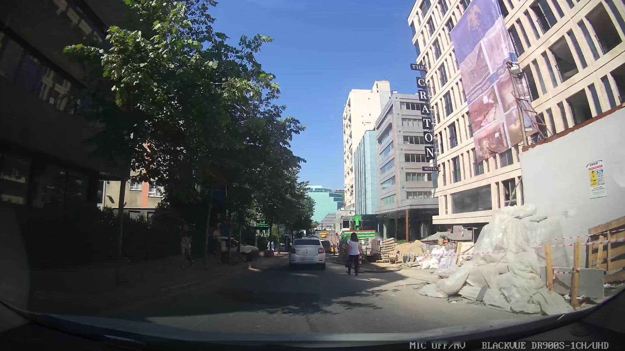 Street view near ELFE YAPI NİZİPLİOĞLU OTEL ŞANTİYESİ, Şişli — © ahmetegri (CC BY-SA · Mapillary)