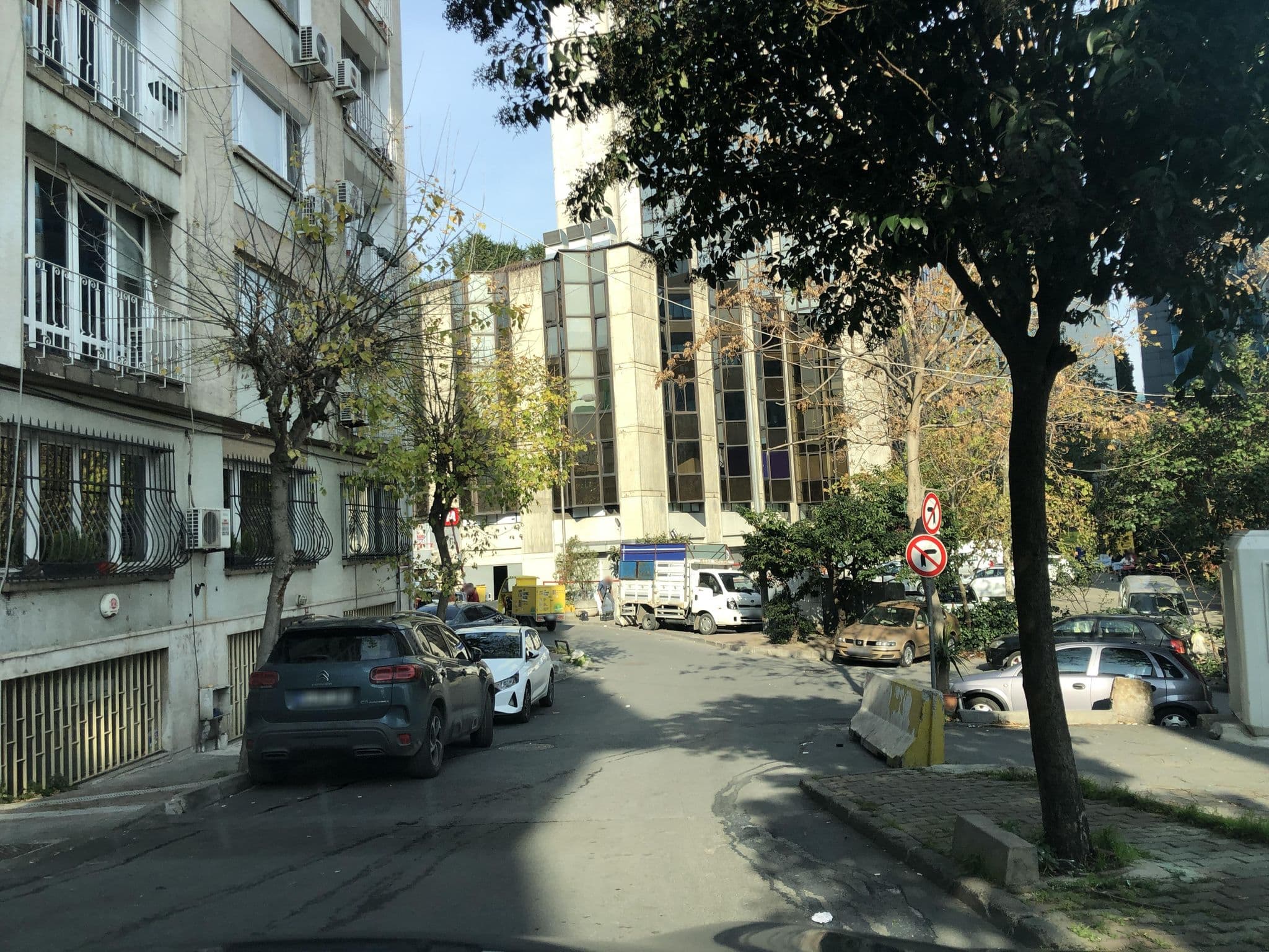 Street view near mersin sultan hotel, Şişli — © ilaydaposat (CC BY-SA · Mapillary)