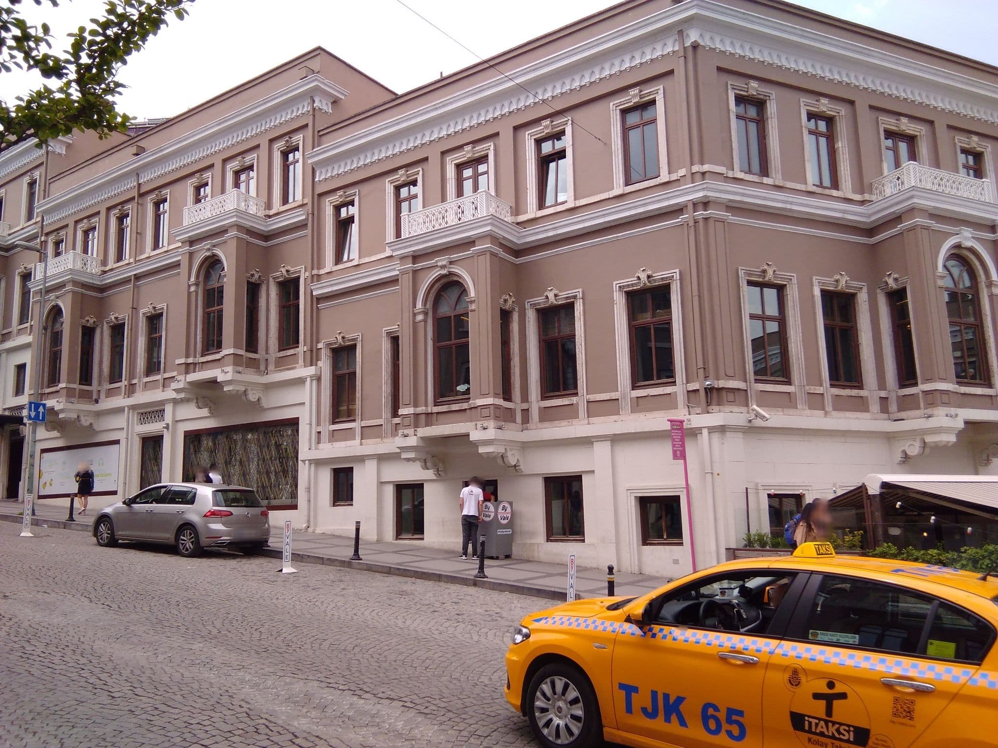 Street view near W Istanbul, Yıldız — © az09 (CC BY-SA · Mapillary)