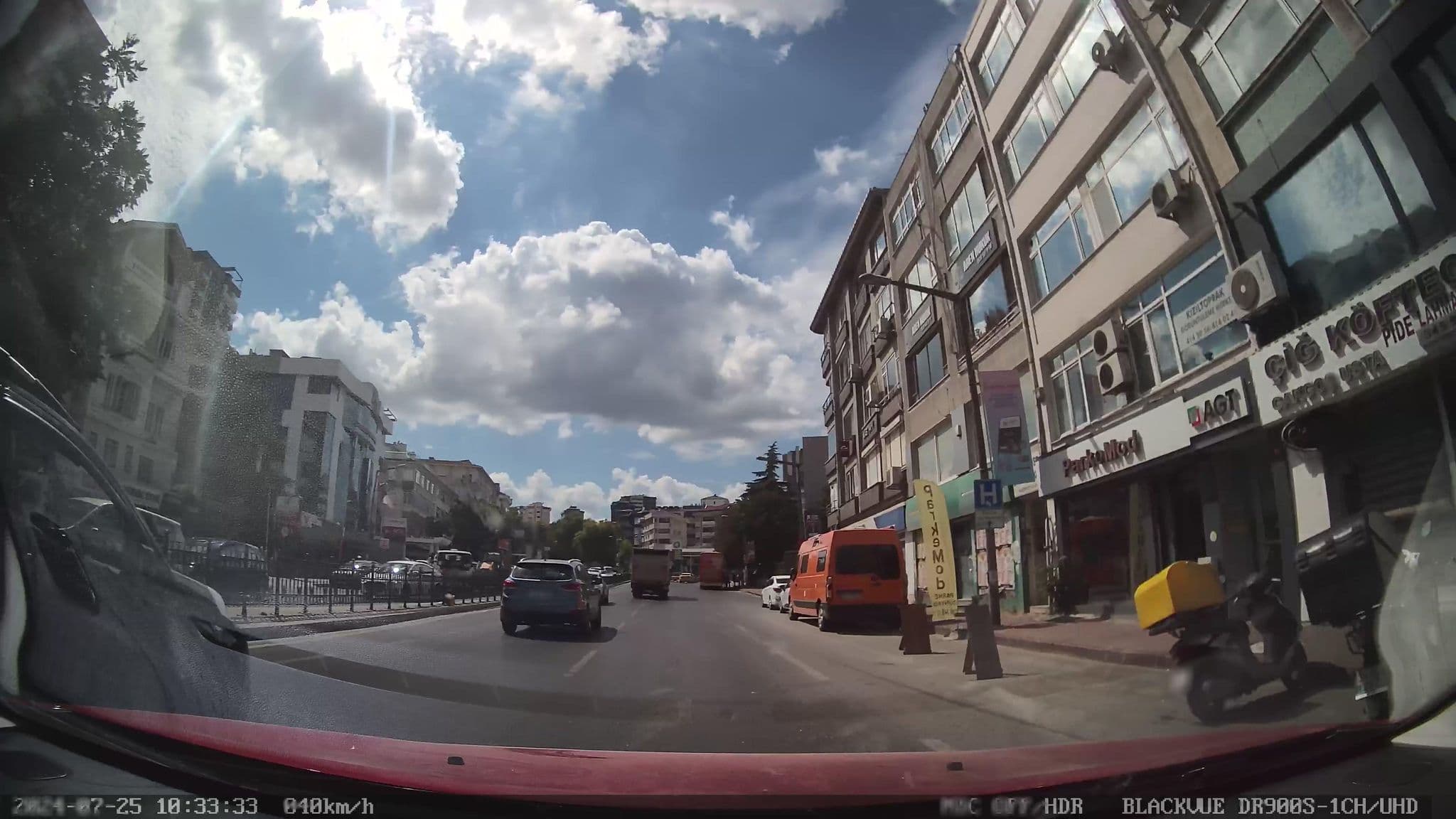 Street view near Kızıltoprak MNG Turizm, Altunizade — © unen (CC BY-SA · Mapillary)