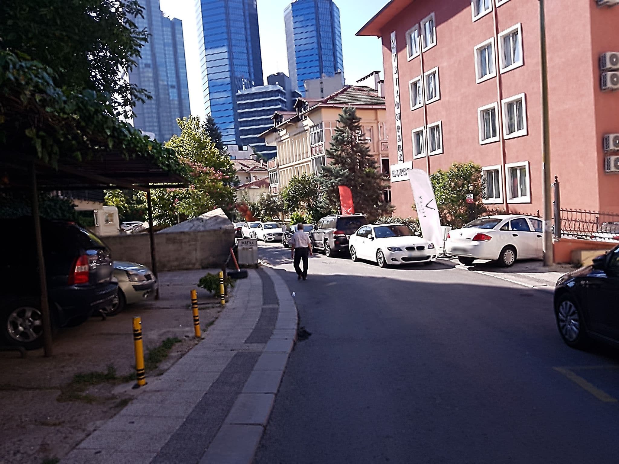 Street view near Veyron Park Hotel, Levent — © celikyay (CC BY-SA · Mapillary)