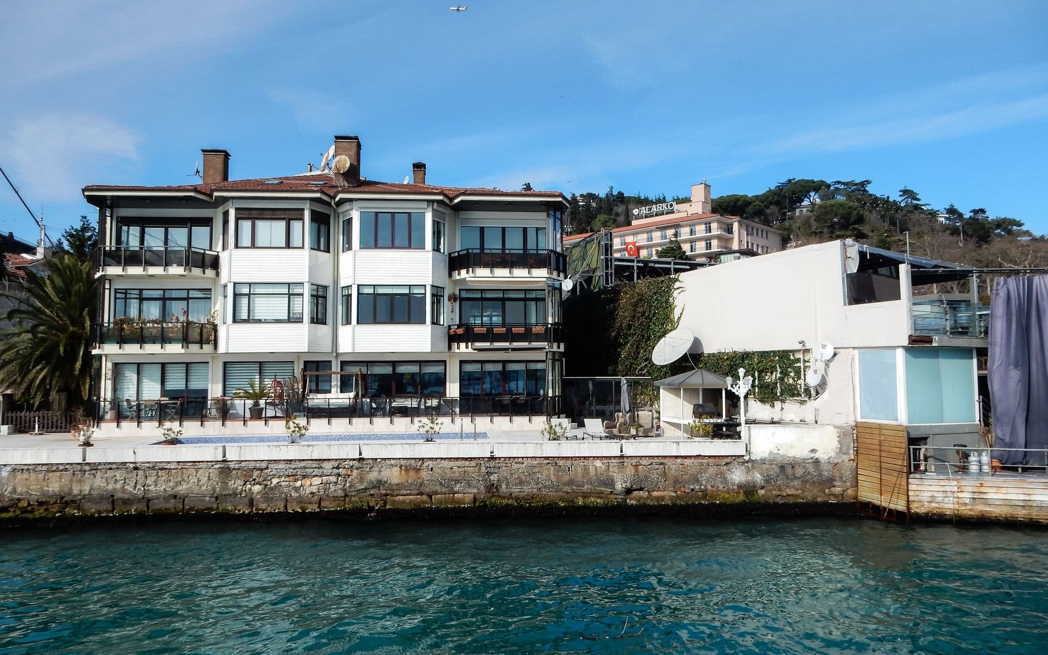 Street view near Shangri-La Istanbul, Kuruçeşme — © artguard (CC BY-SA · Mapillary)