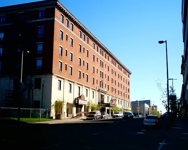 Prince Arthur Waterfront Hotel & Suites (via Wikimedia Commons, Public domain)