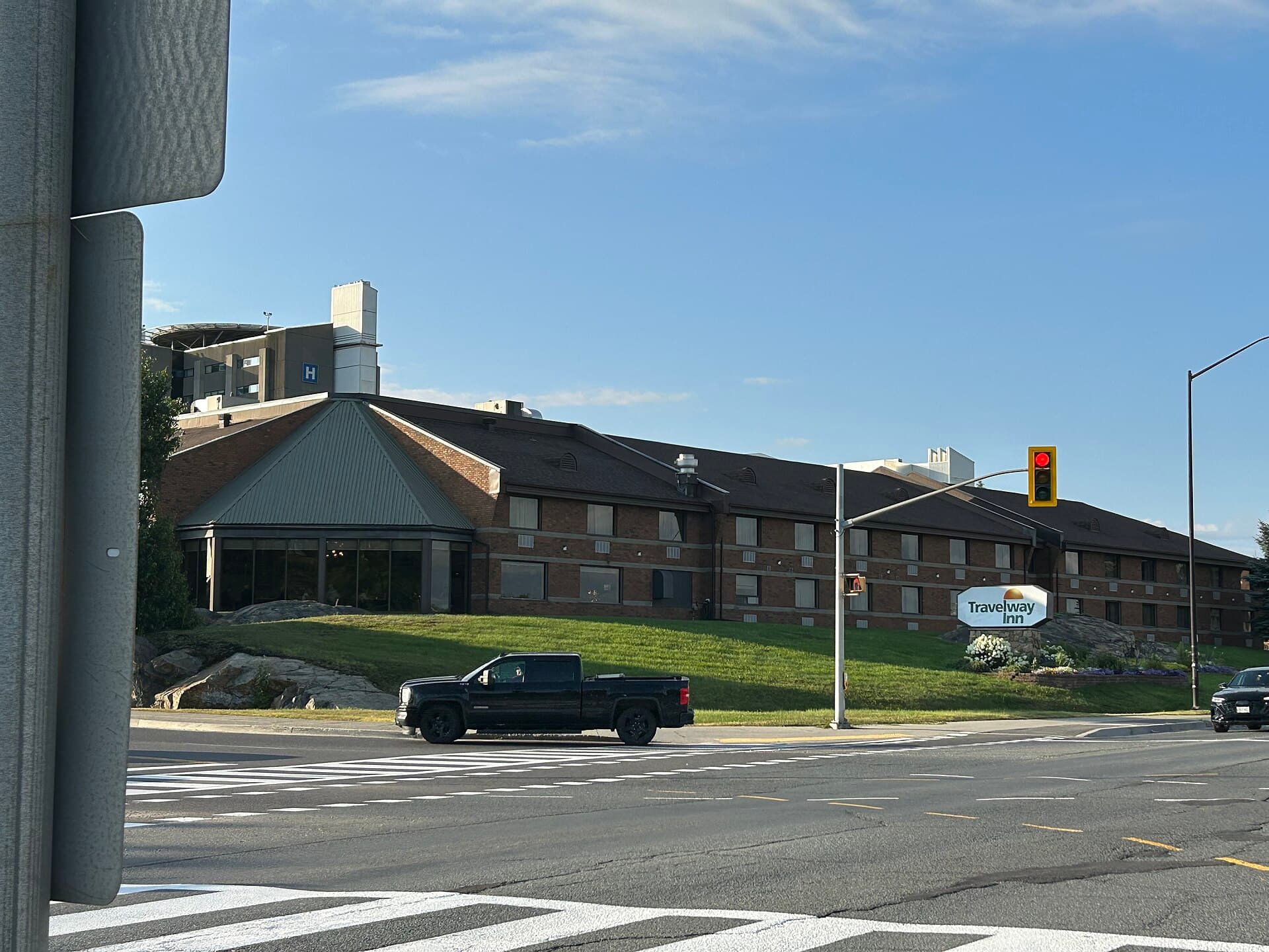 Travelway Inn Sudbury (via Wikimedia Commons, CC BY-SA 3.0)