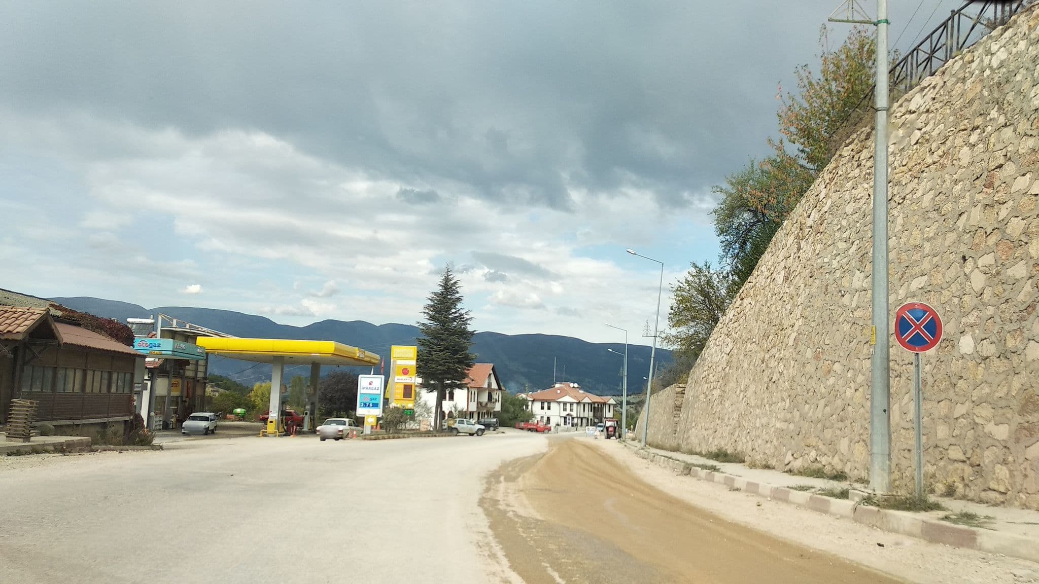Street view near Yarışkaşı Konağı Hotel, Mudurnu — © boracasli (CC BY-SA · Mapillary)
