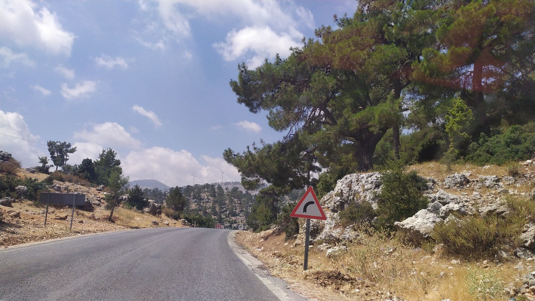 Street view near Konak hotel, Akdere — © ozenharun (CC BY-SA · Mapillary)