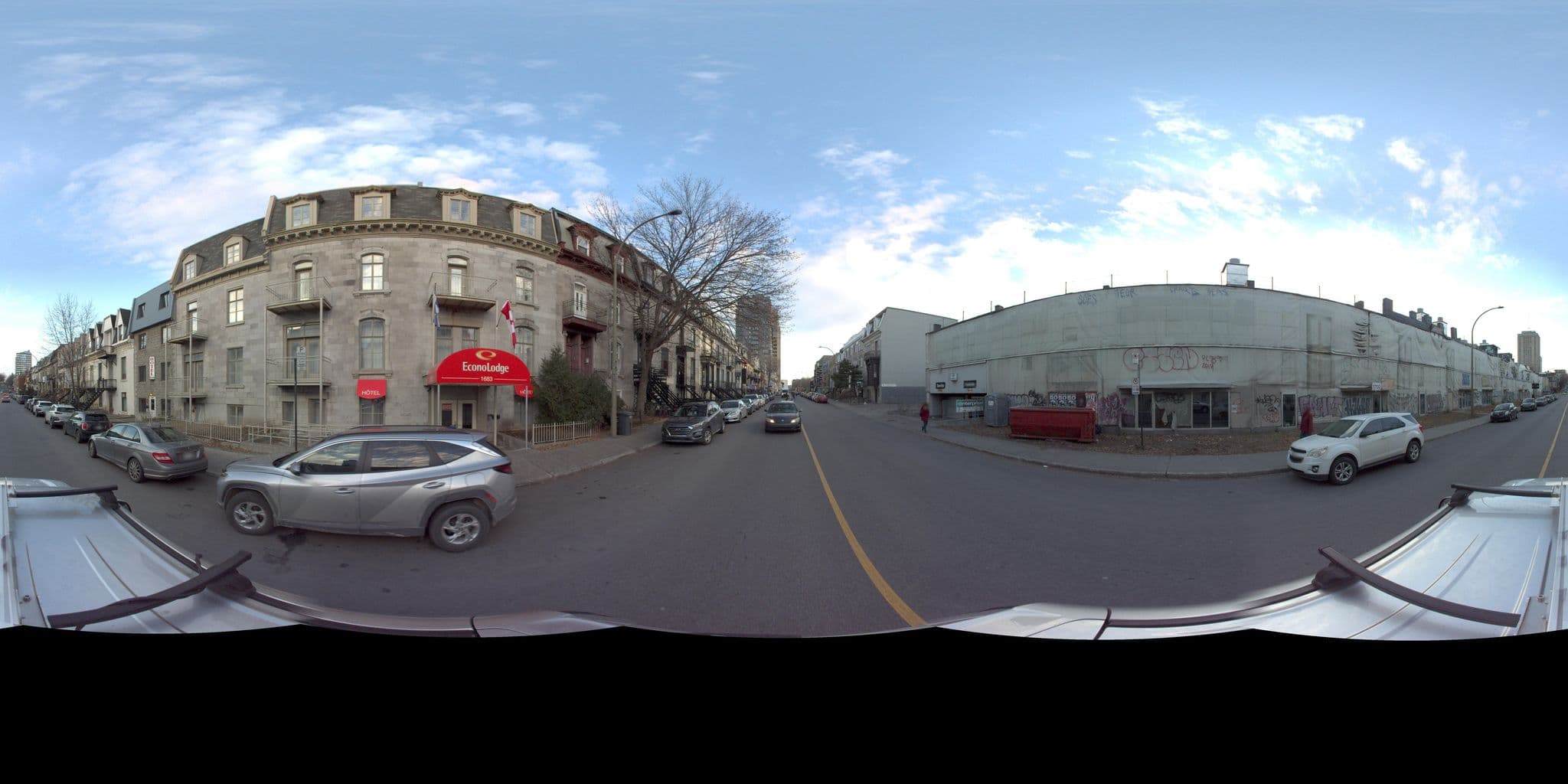 Street view near Econo Lodge, Milton-Parc — © VdM (CC BY-SA · Mapillary)