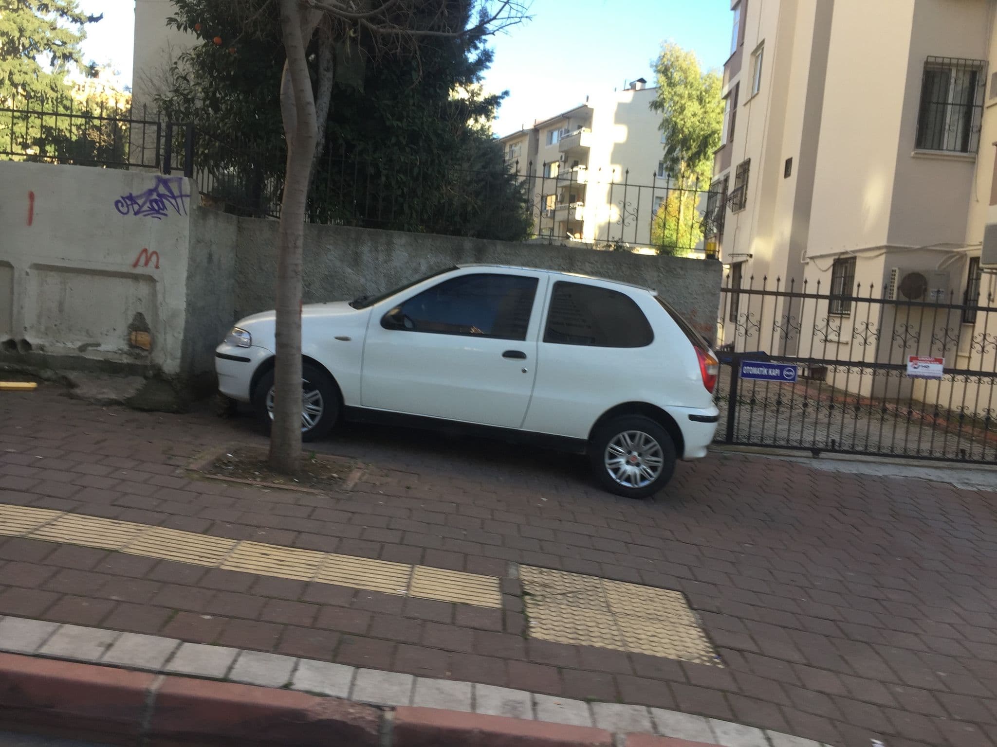 Street view near EDI'S, Kurttepe — © enestaha (CC BY-SA · Mapillary)