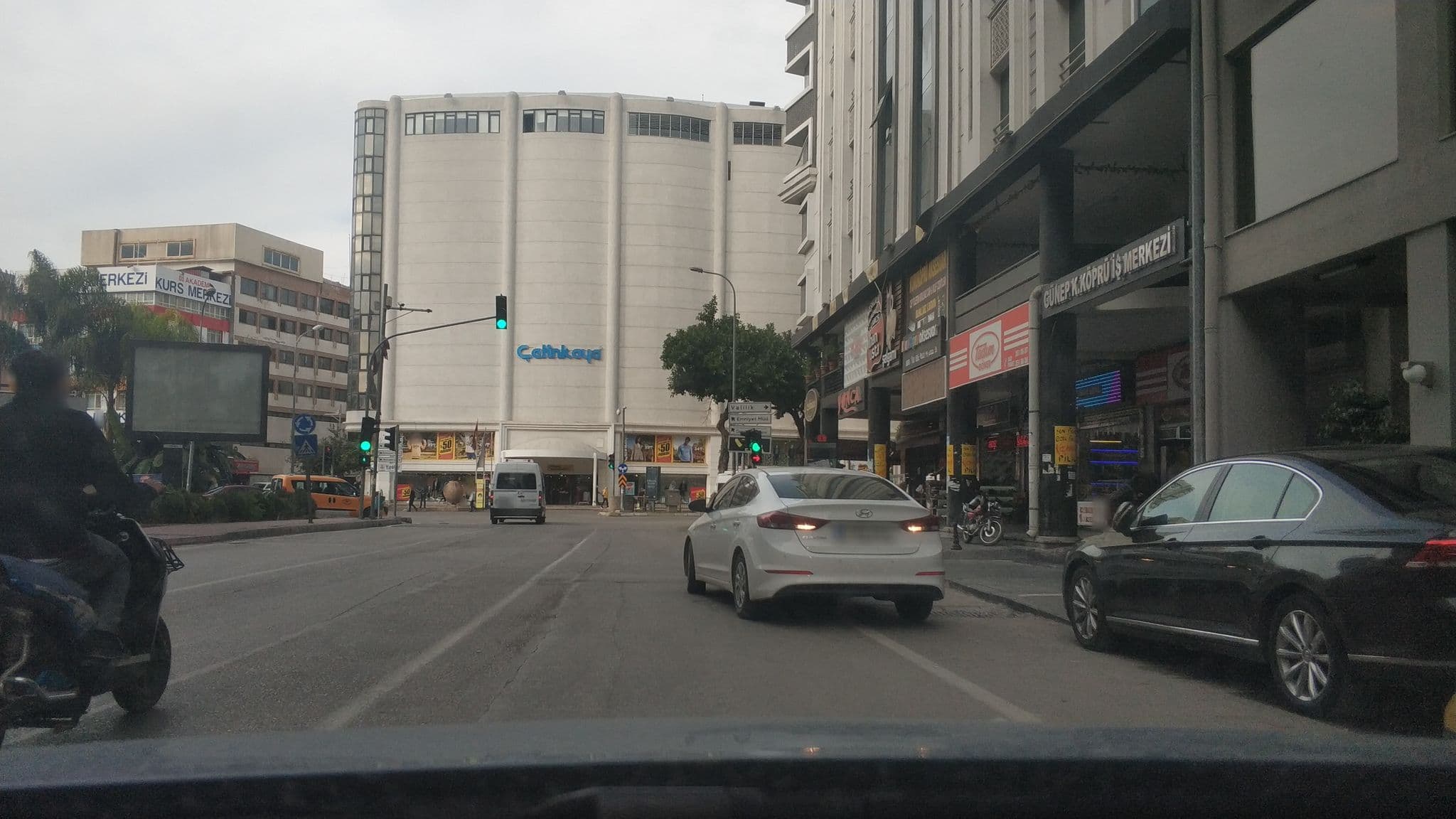 Street view near Çukurova Park Hotel, Adana — © kdrsrsln (CC BY-SA · Mapillary)