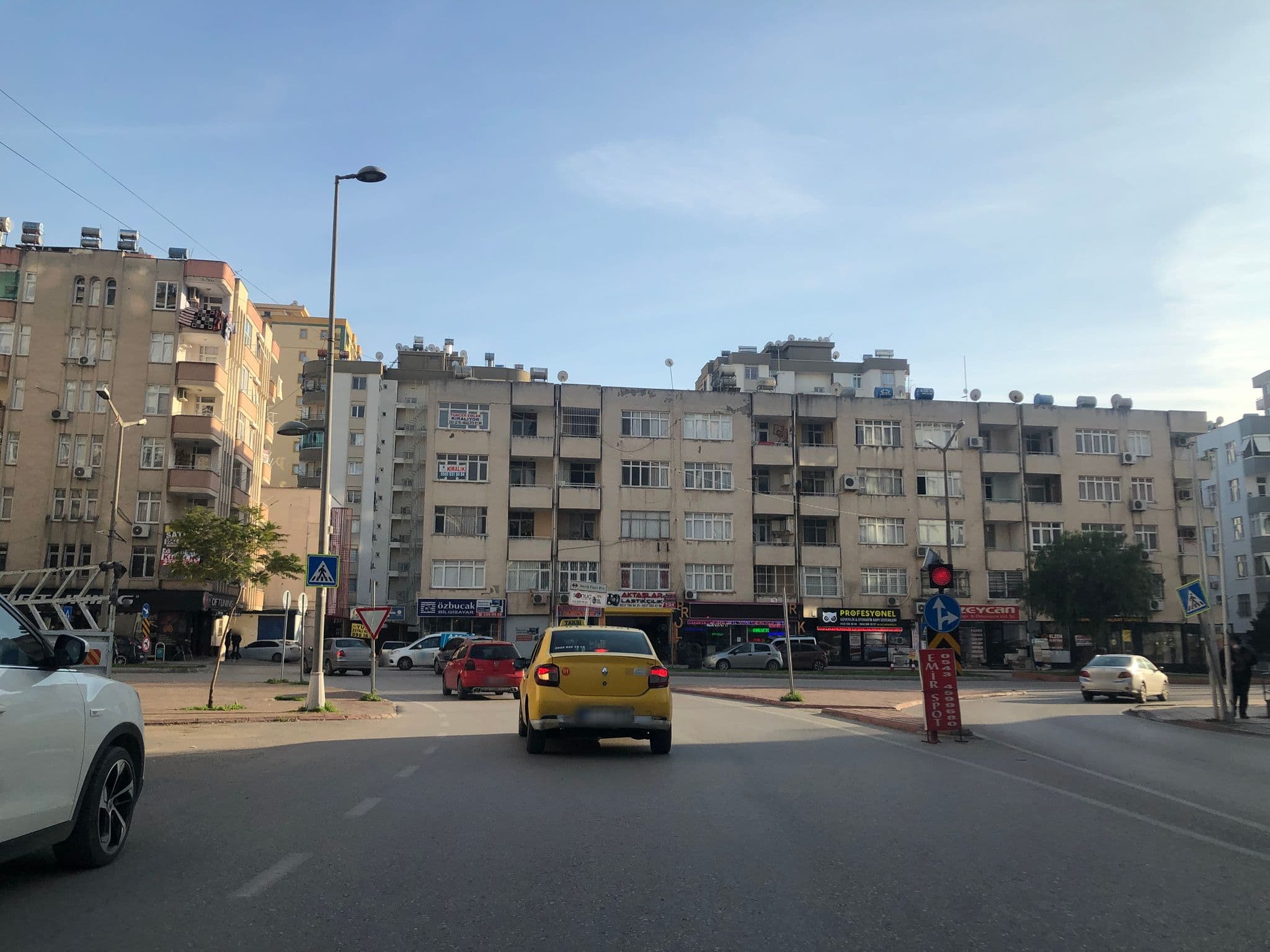 Street view near D-214, Karslı — © kerim10 (CC BY-SA · Mapillary)