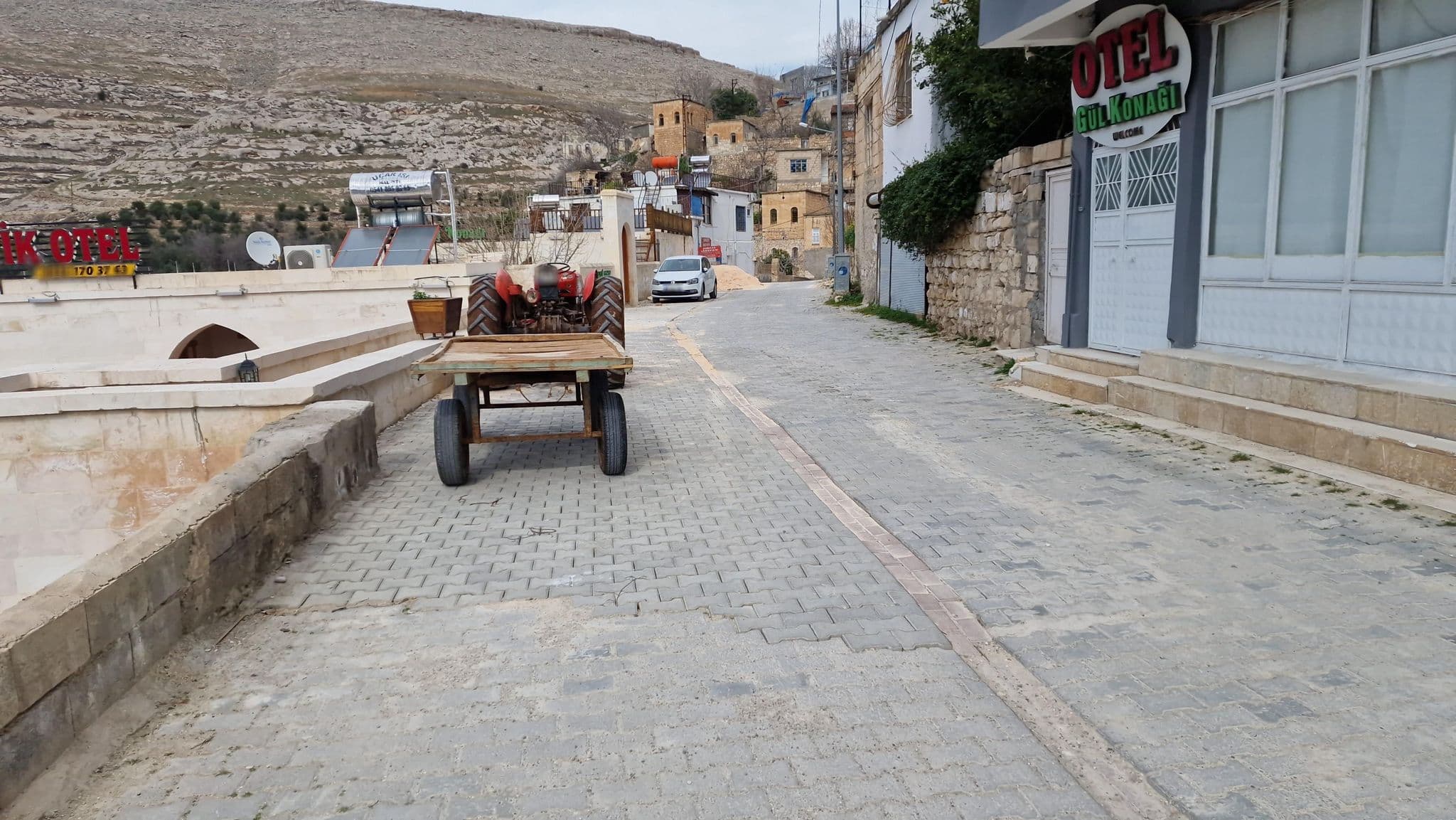 Street view near Yusuf Çavuş Konağı, Halfeti — © esario (CC BY-SA · Mapillary)