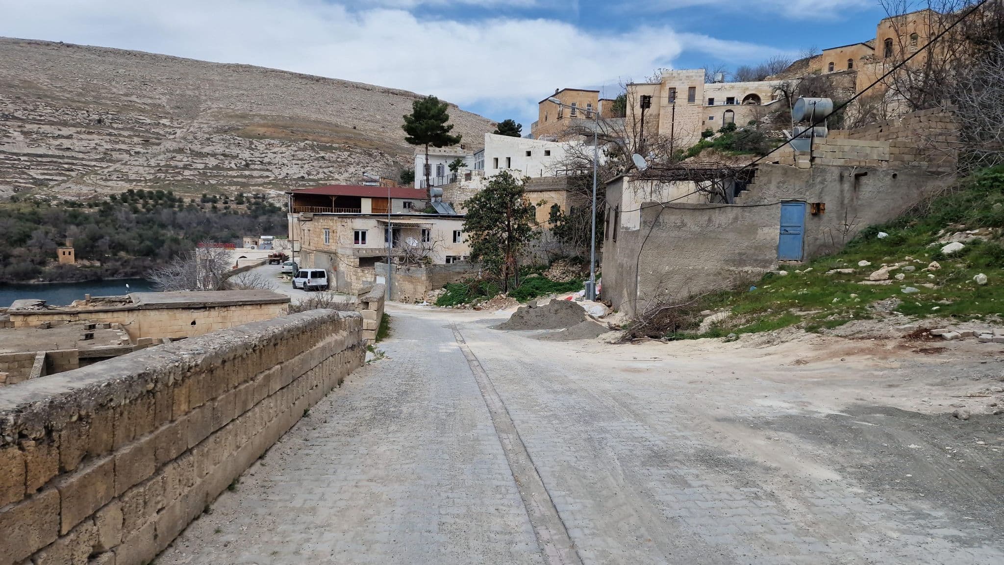 Street view near ASRİ BOUTİQUE HOTEL, Halfeti — © esario (CC BY-SA · Mapillary)