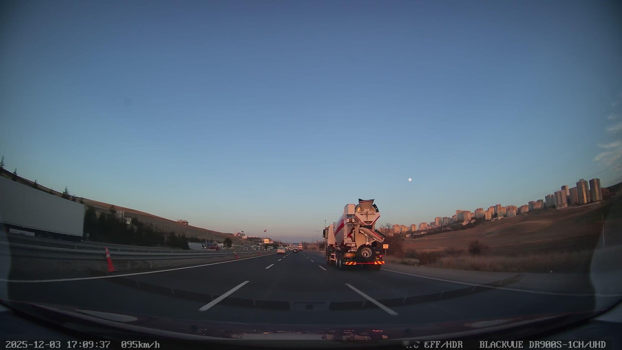 Street view near Cankaya Universitesi FF & N/A Kulubu :D, İncek — © unen (CC BY-SA · Mapillary)