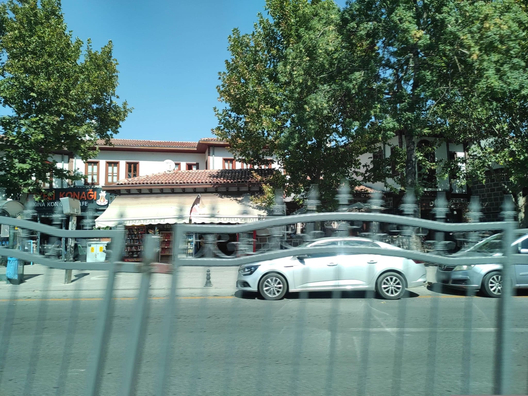 Street view near Öz Konak Hotel, Çankaya — © AmOosm (CC BY-SA · Mapillary)