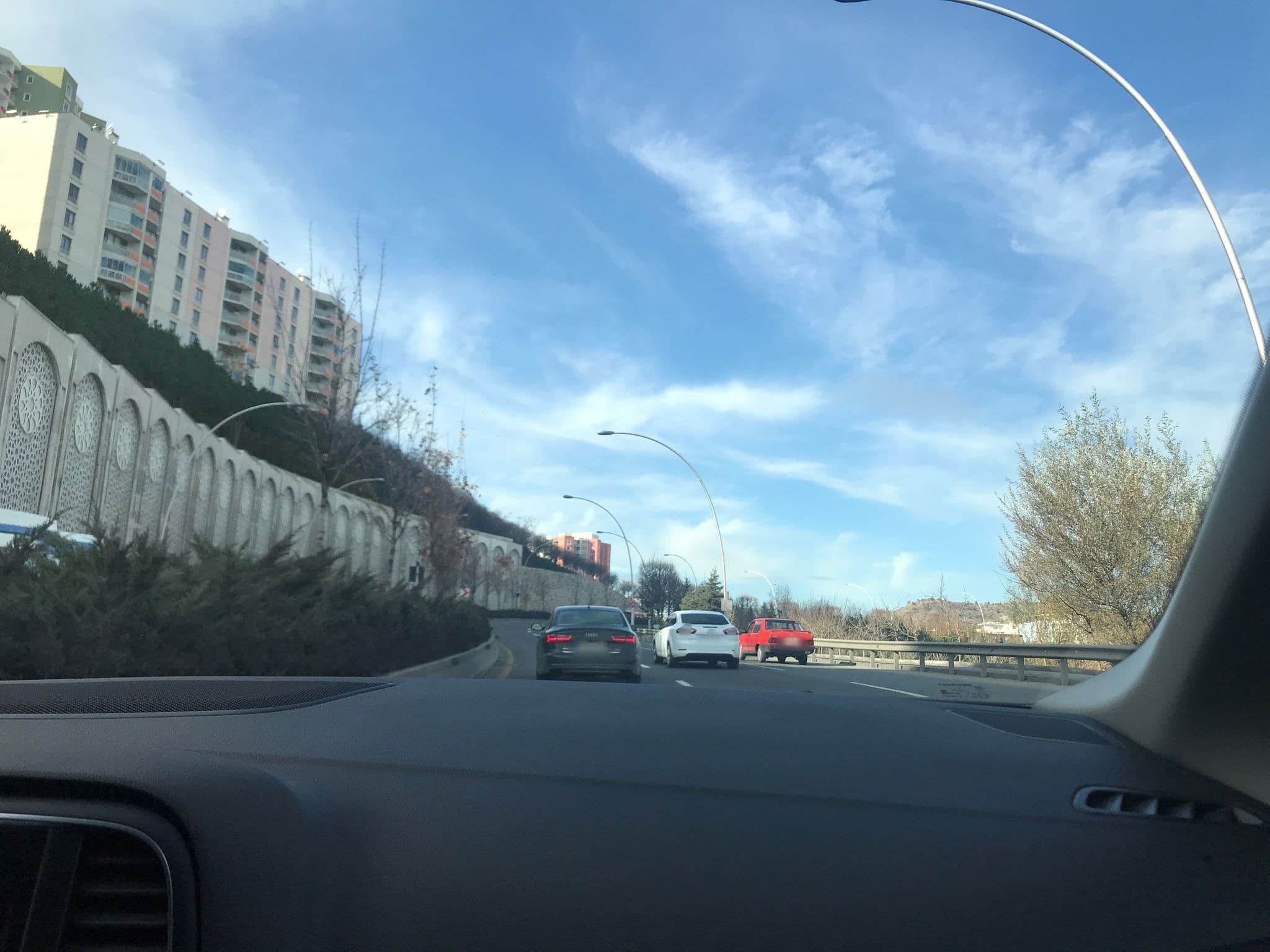 Street view near Özilhan Hotel, İncirli — © ferahkoksal (CC BY-SA · Mapillary)