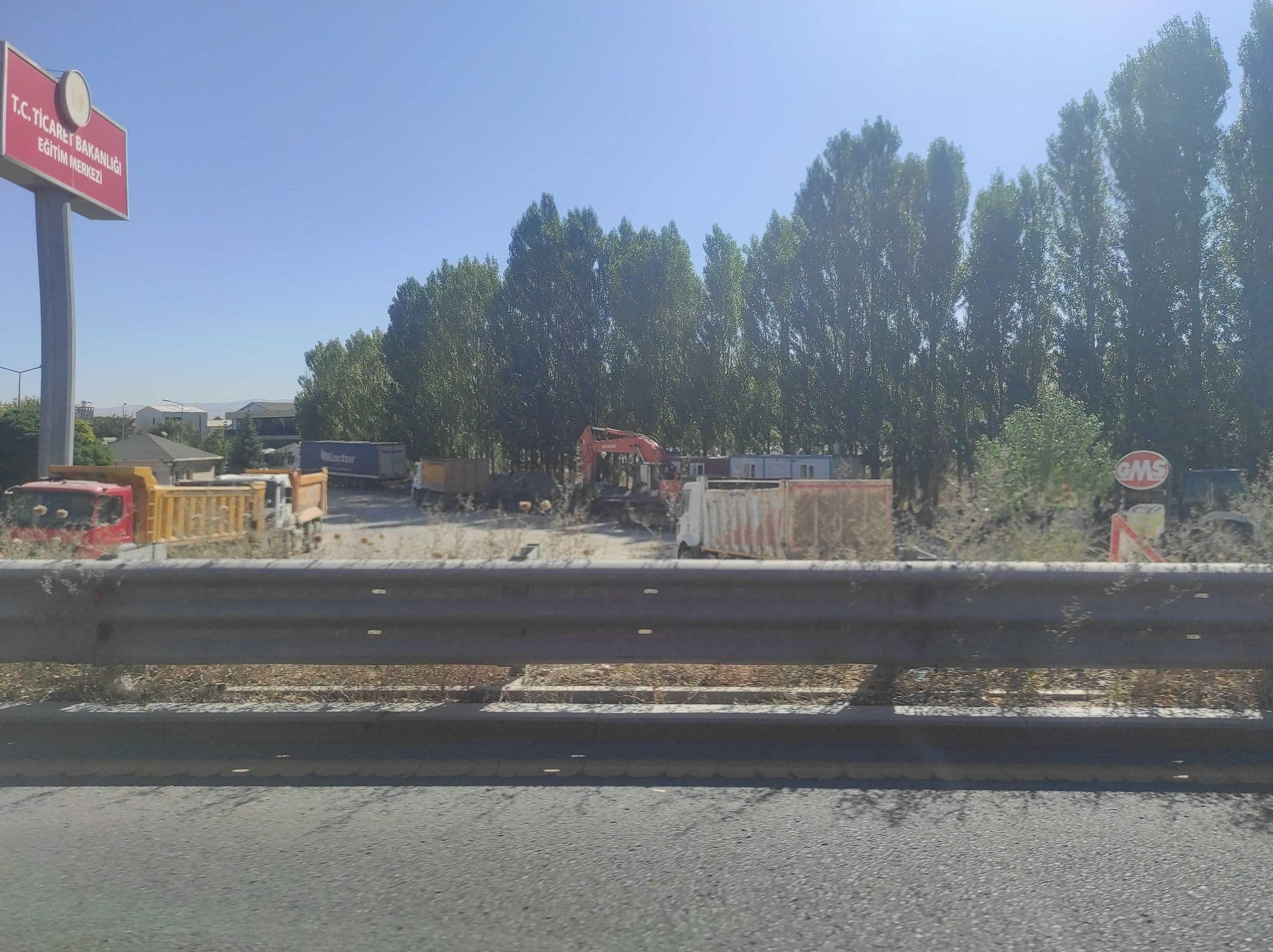 Street view near Büyük Anadolu Otel, Saracalarçiftliği — © AmOosm (CC BY-SA · Mapillary)