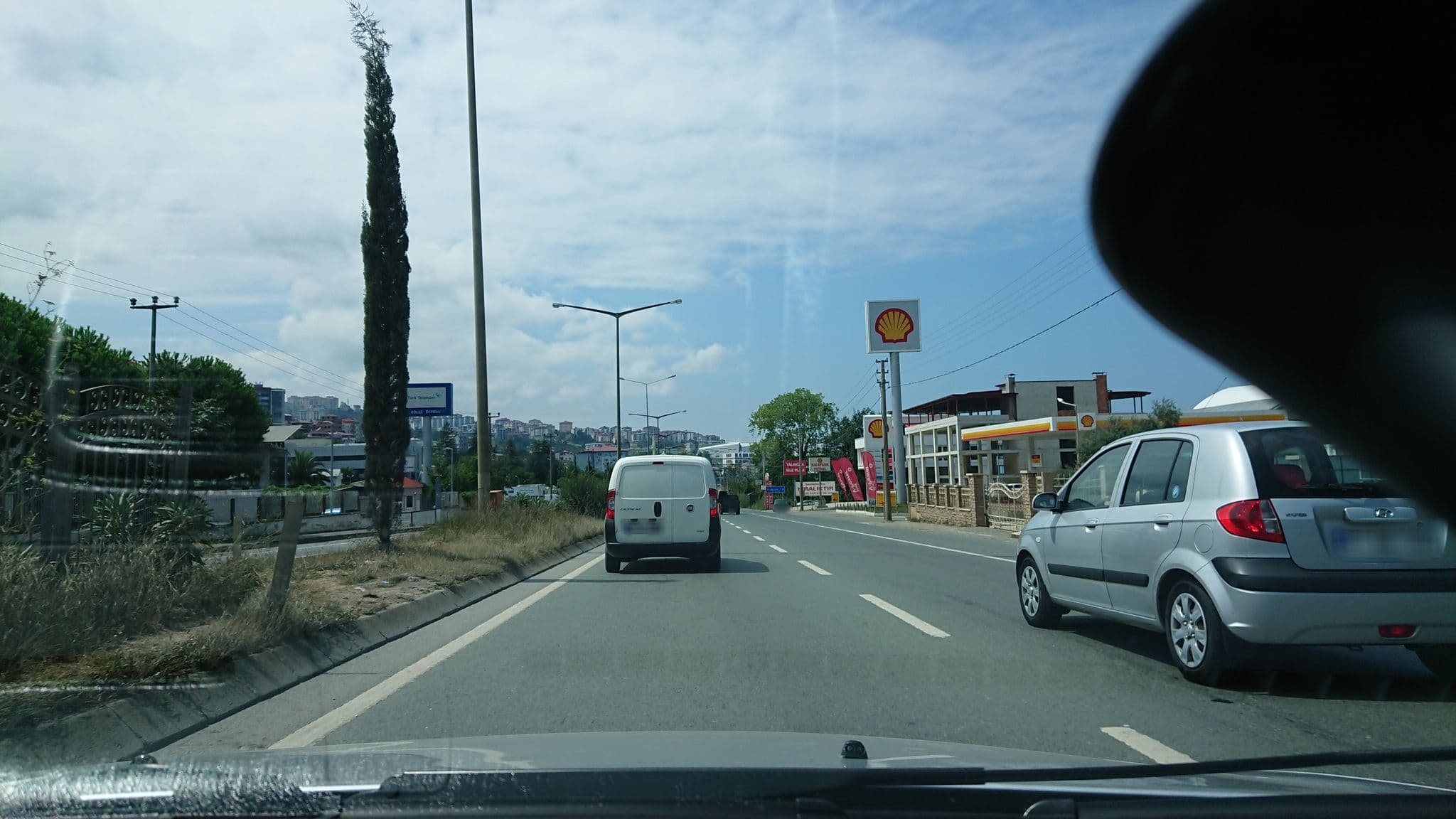 Street view near Çamlıca Hotel, Yomra — © kubikanber (CC BY-SA · Mapillary)