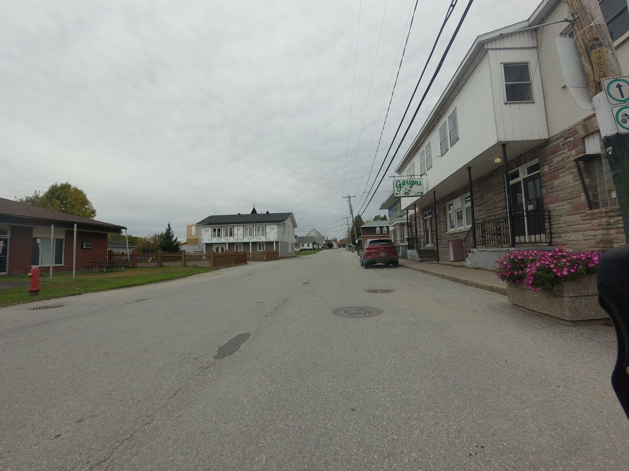 Street view near Gavan's, Constance Bay — © hshearer (CC BY-SA · Mapillary)