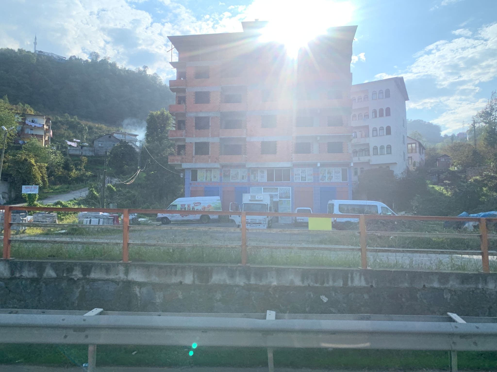 Street view near Şehrar Suite Hotel, Araklı — © robot8a (CC BY-SA · Mapillary)