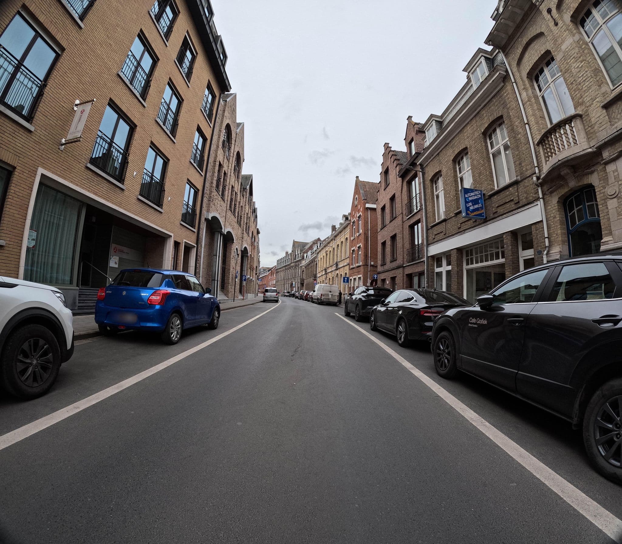 Street view near two white pigeons, Ieper — © filipc (CC BY-SA · Mapillary)
