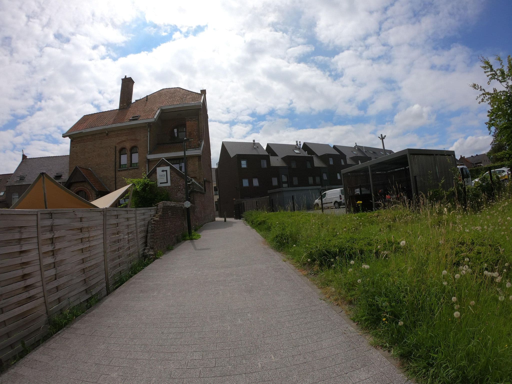 Street view near Restaurant and B&B De Charlou, Kruishoutem — © jygpronse (CC BY-SA · Mapillary)