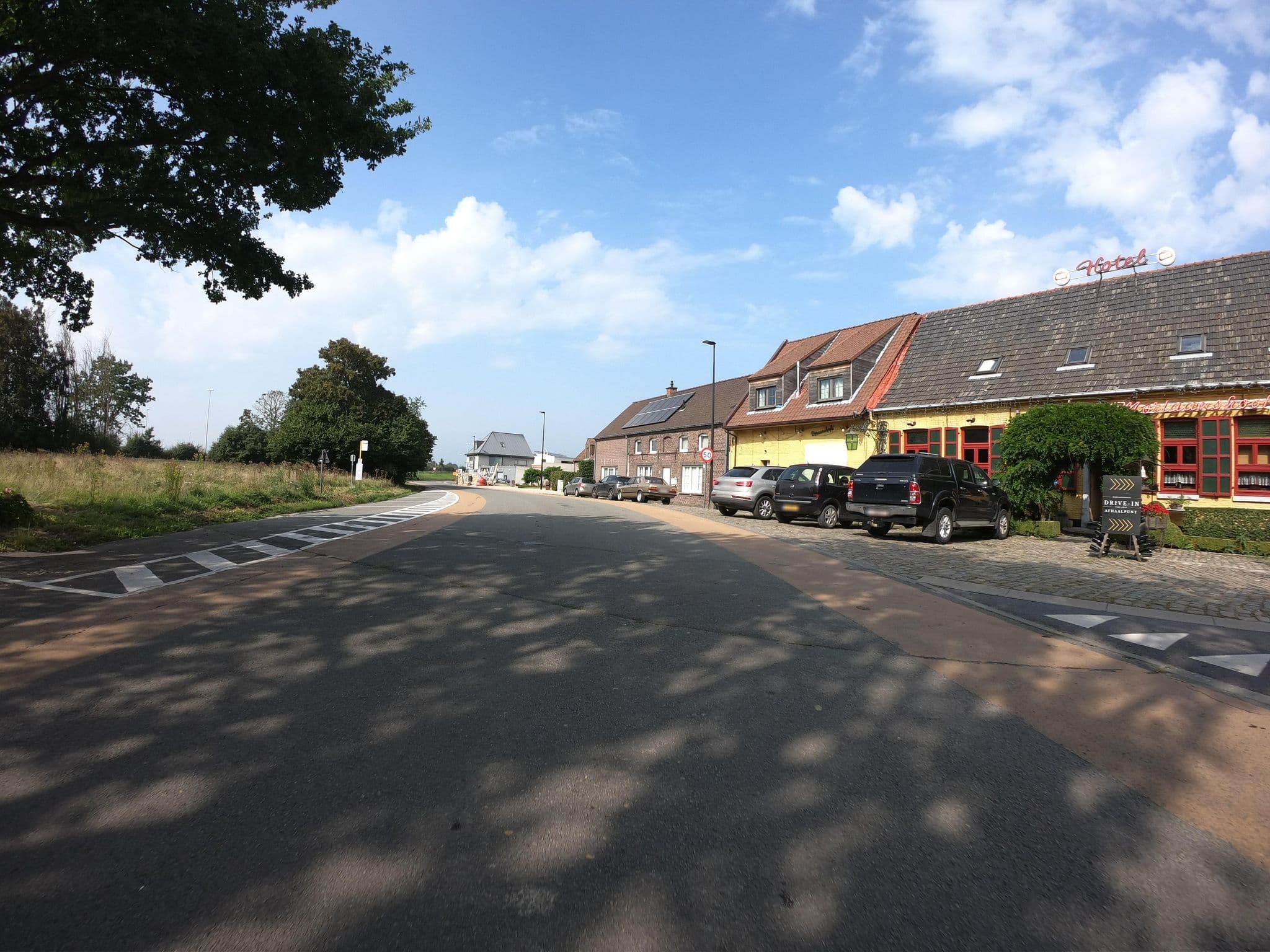 Street view near MORIAANSHOOFD HOTEL/RESTAURANT, Huise — © joostjakob (CC BY-SA · Mapillary)