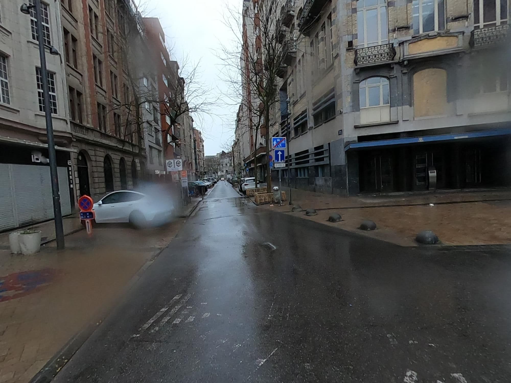 Street view near Yooma, Brussels — © RaphaelPasLoin (CC BY-SA · Mapillary)