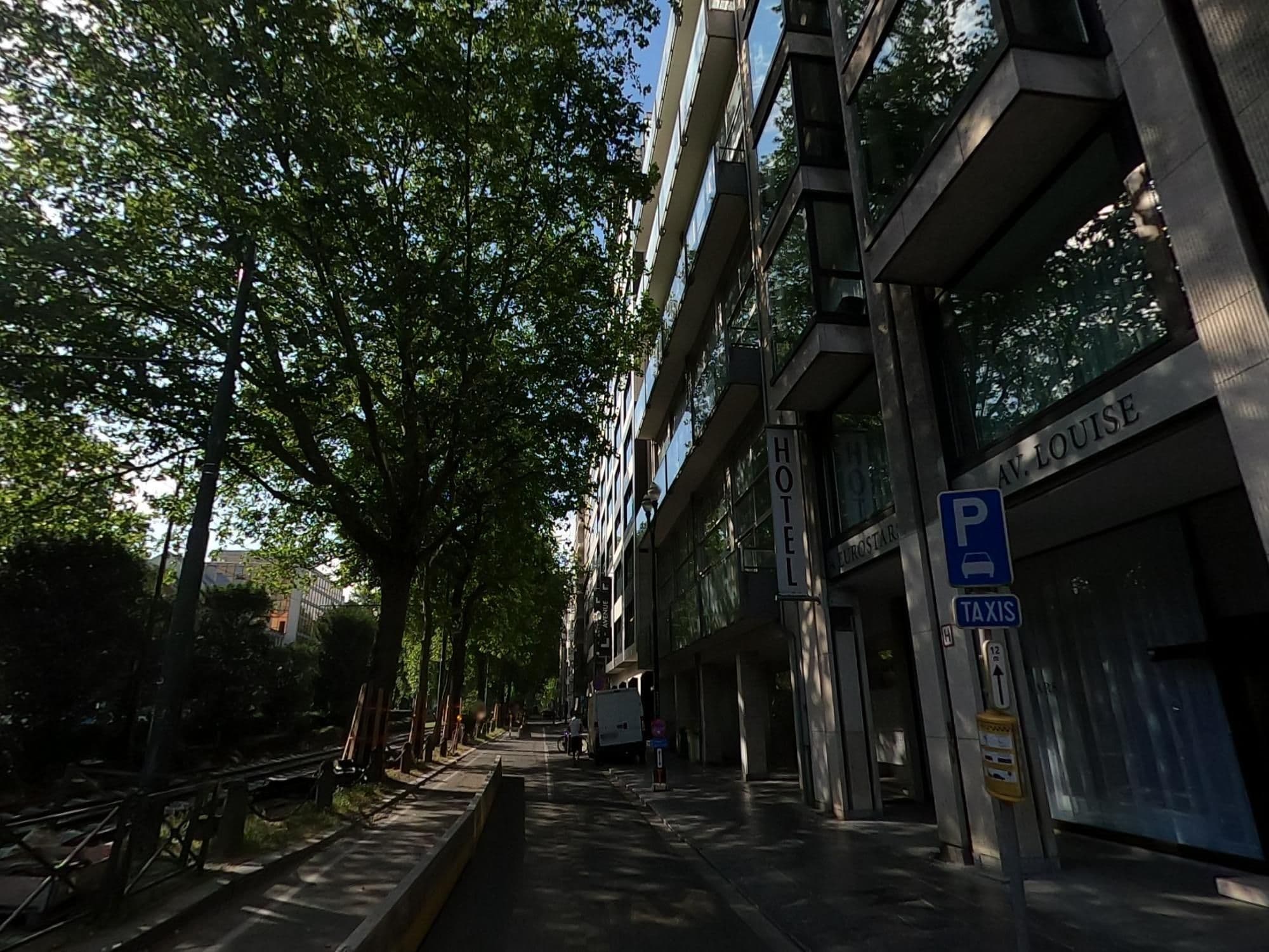 Street view near L-Avenue, Ixelles — © RaphaelPasLoin (CC BY-SA · Mapillary)