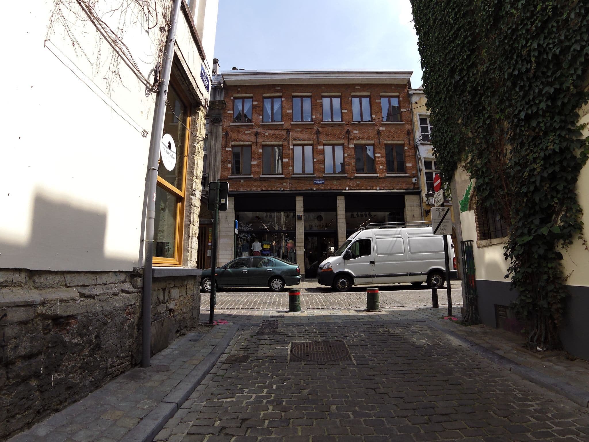 Street view near Bxlroom.com, Brussels — © zors1843 (CC BY-SA · Mapillary)