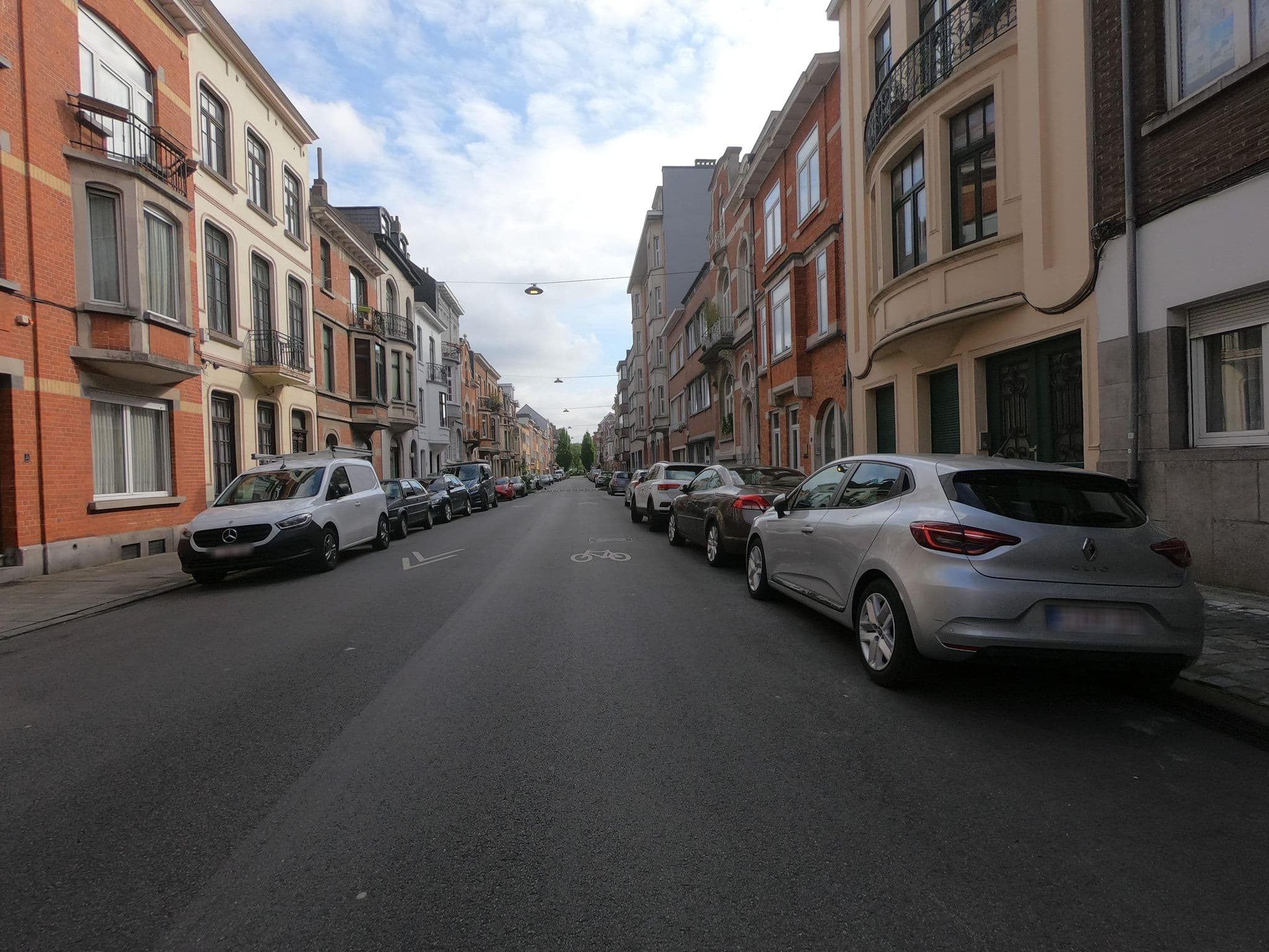 Street view near La Maison Jaune de Danielle, Saint-Josse-ten-Noode — © thierry1030 (CC BY-SA · Mapillary)