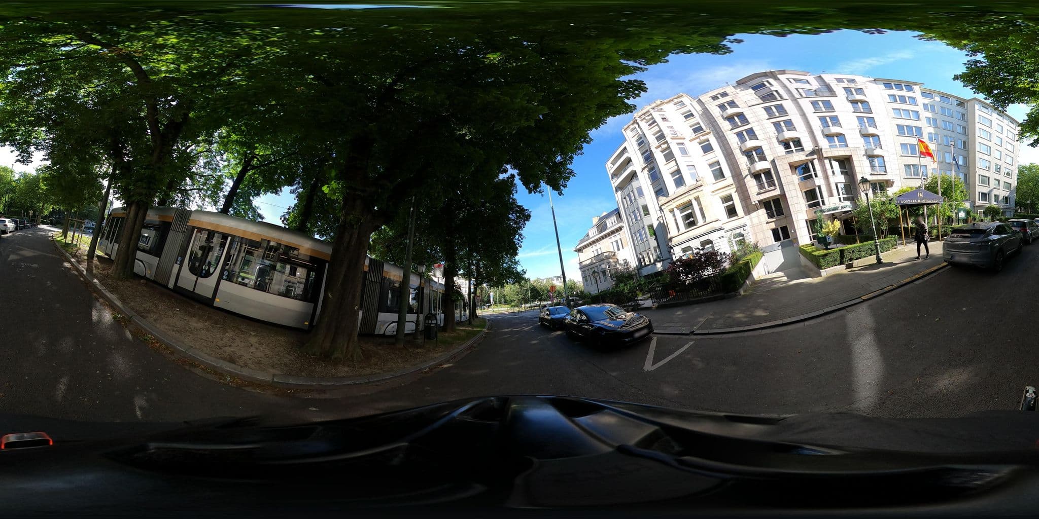 Street view near Hôtel, Etterbeek — © RaphaelPasLoin (CC BY-SA · Mapillary)