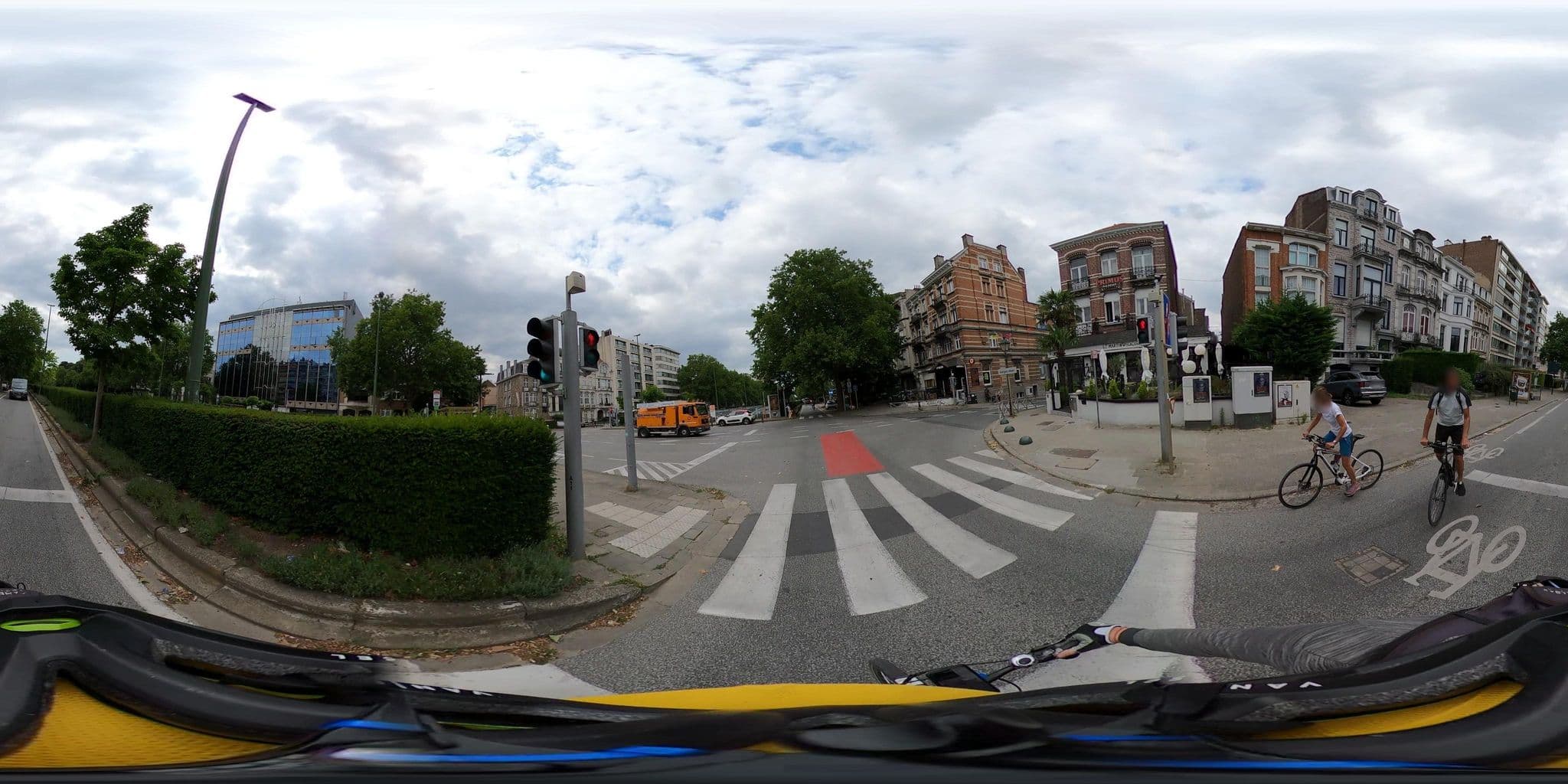 Street view near Les diplos, Woluwe-Saint-Lambert — © Stefdegreef (CC BY-SA · Mapillary)