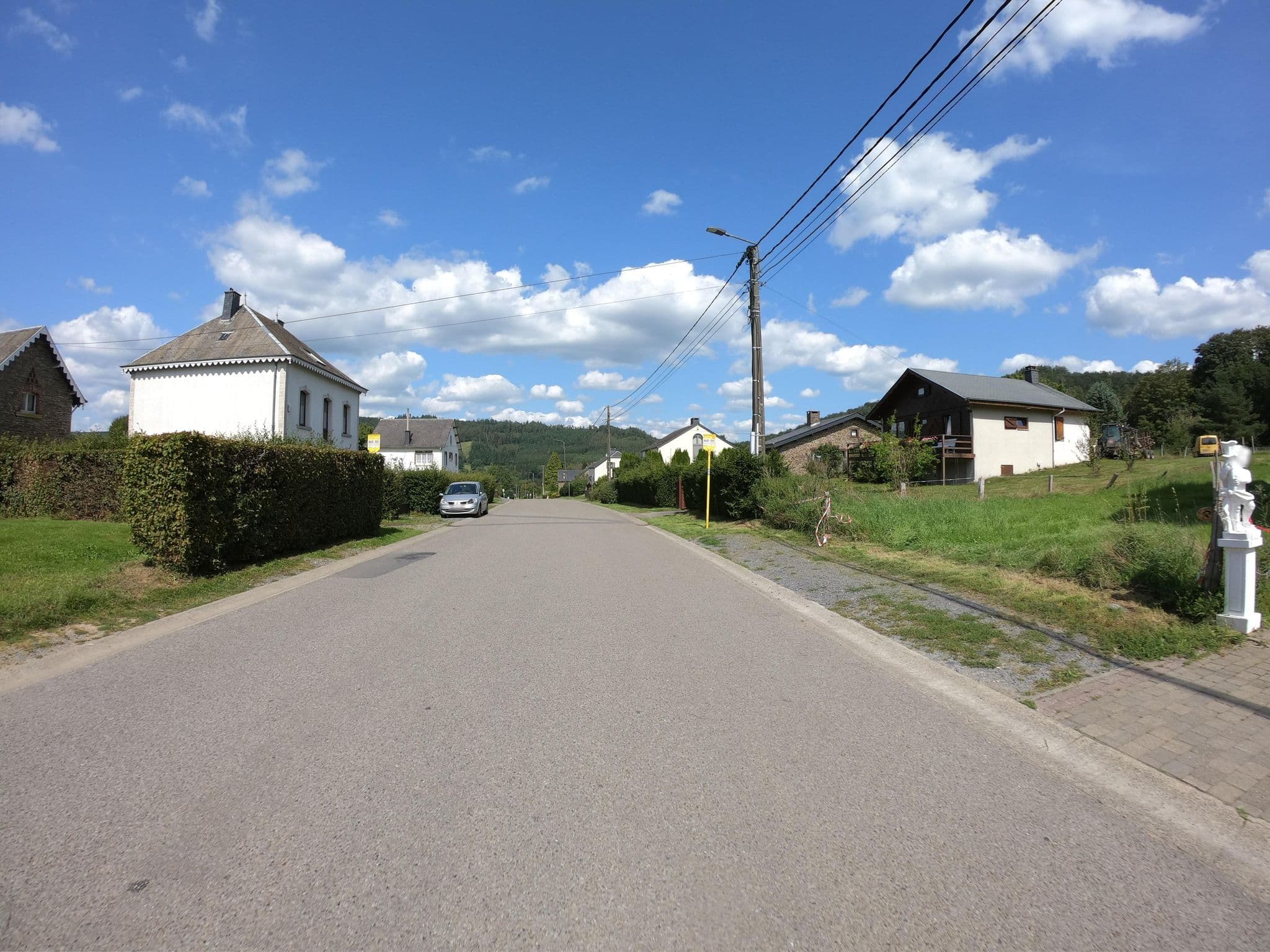 Street view near au coeur de Laforet, Bièvre — © joostjakob (CC BY-SA · Mapillary)