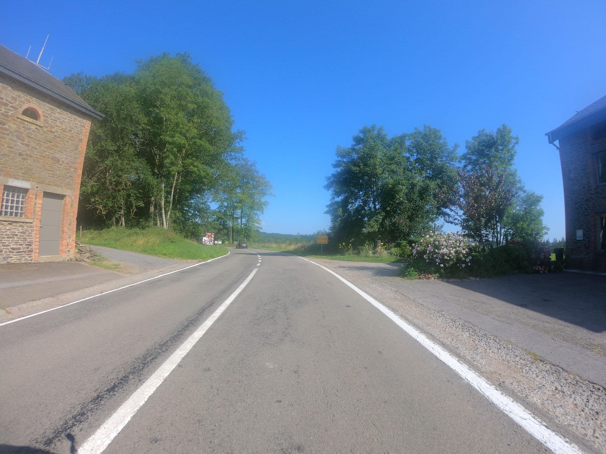 Street view near Hameau De Conrad, Bièvre — © joostjakob (CC BY-SA · Mapillary)