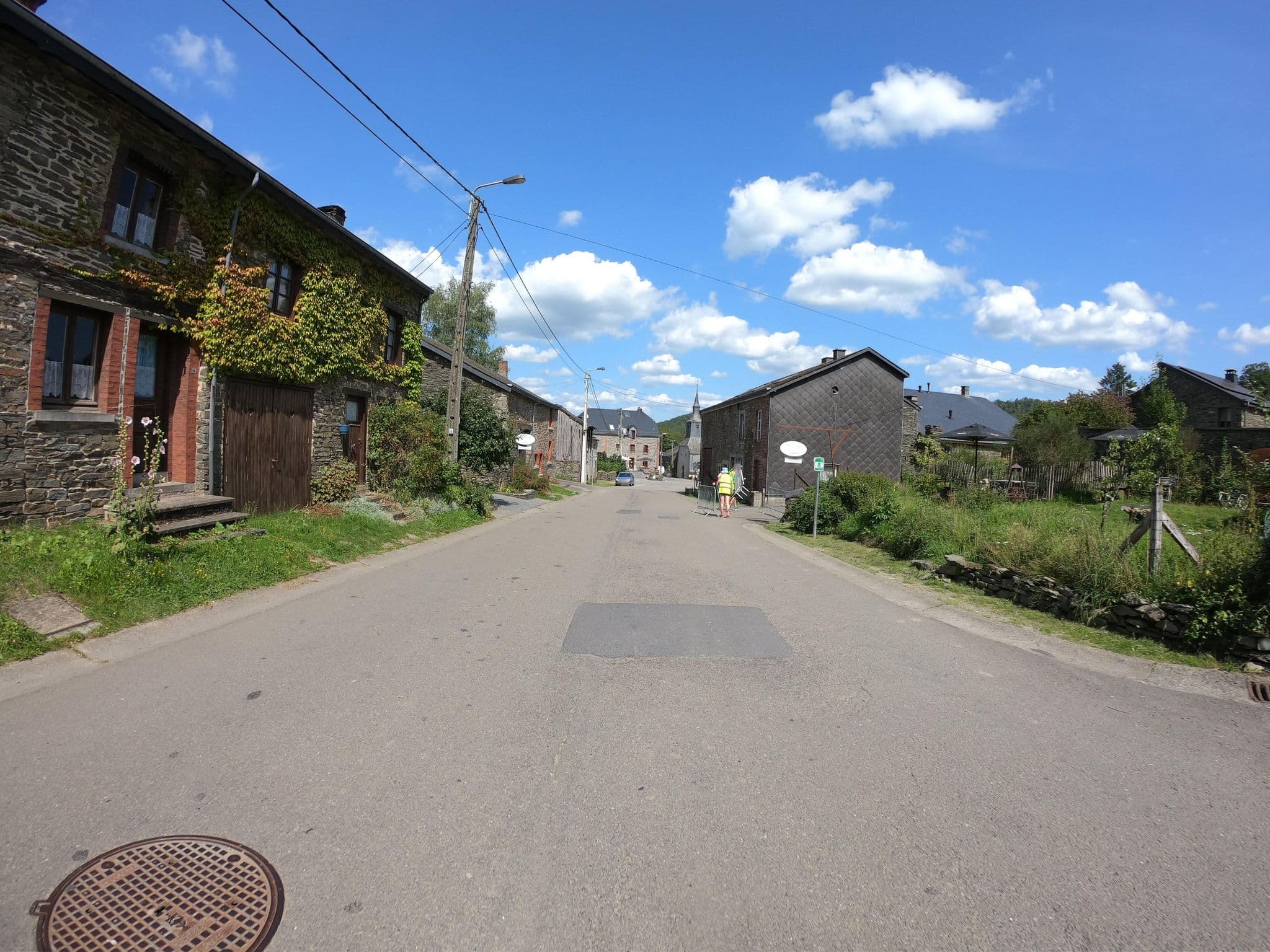 Street view near B&B La Belle Histoire Laforêt, Bièvre — © joostjakob (CC BY-SA · Mapillary)